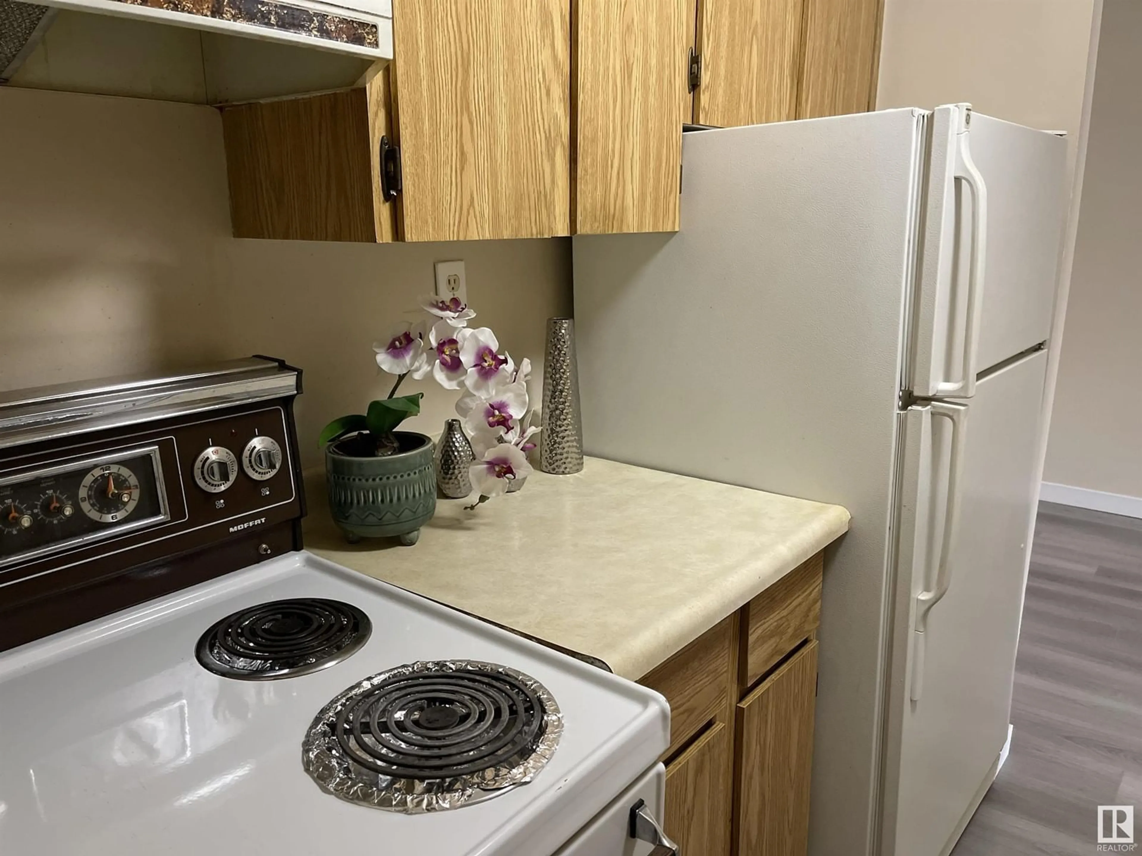 Standard kitchen for #311 1624 48 ST NW, Edmonton Alberta T6L5P1