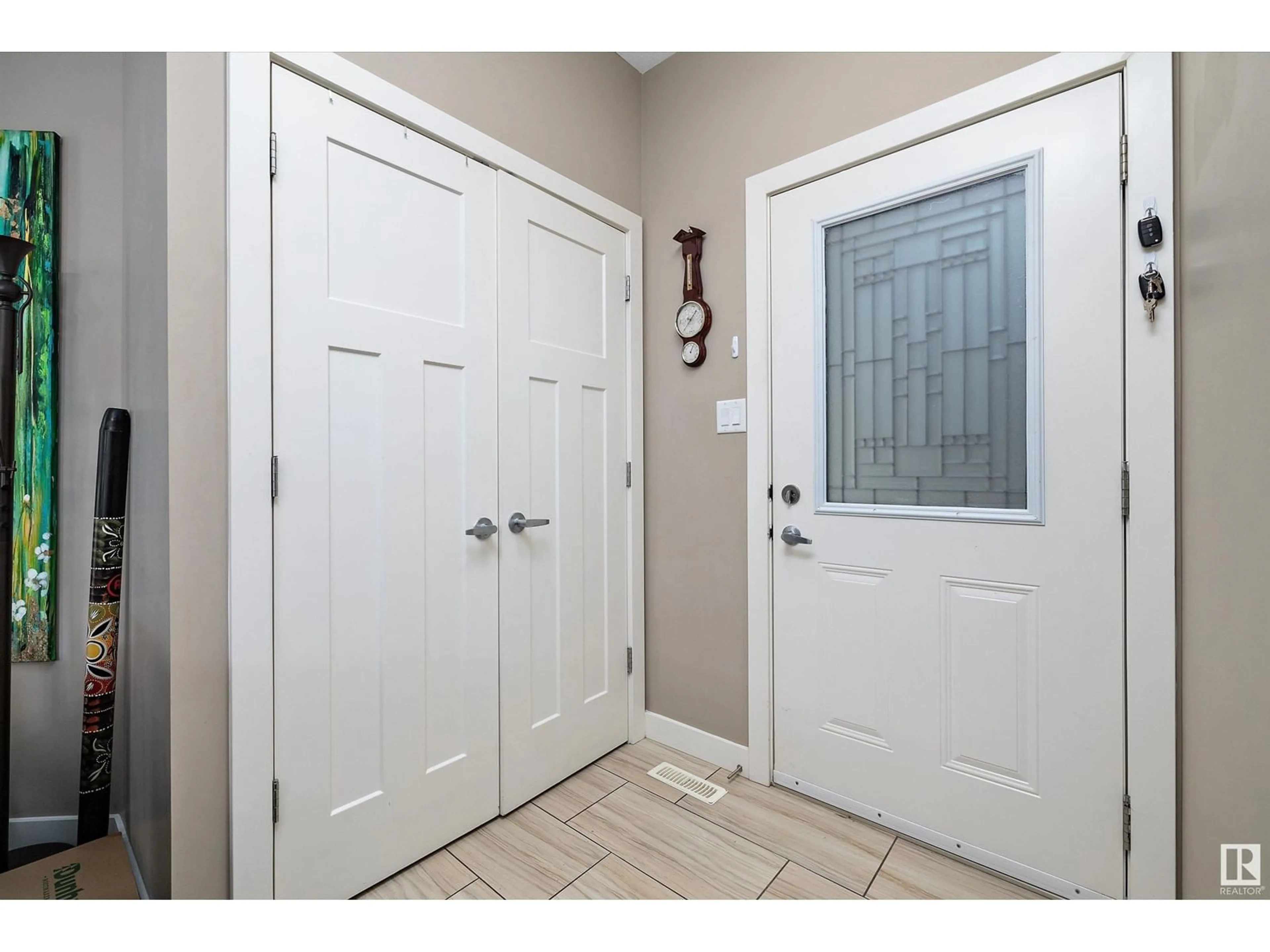 Indoor entryway, wood floors for 1 5910 121 AV NW, Edmonton Alberta T5W3E3