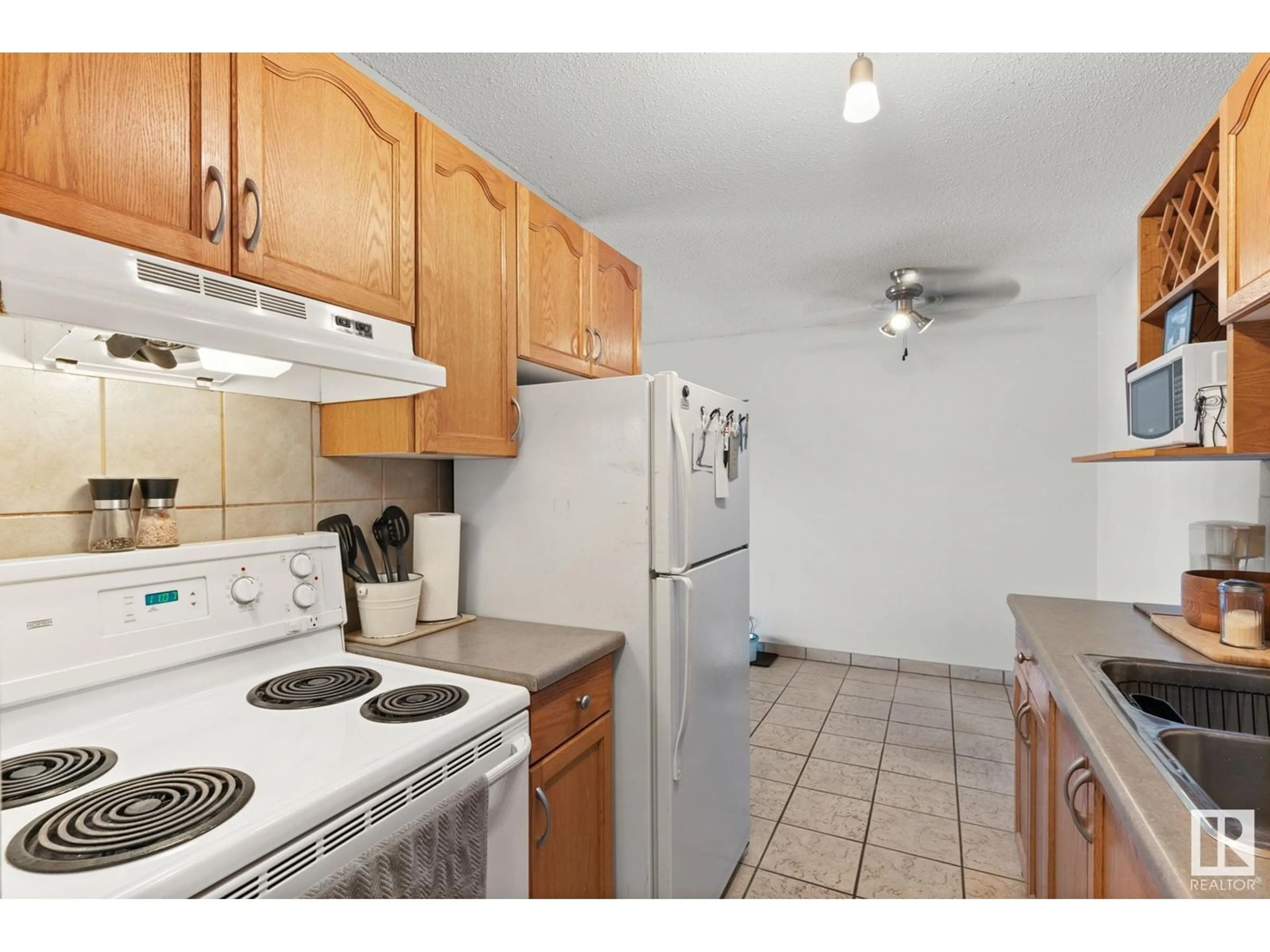 Standard kitchen, unknown floor, cottage for 2545 116 ST NW, Edmonton Alberta T6J3Z7