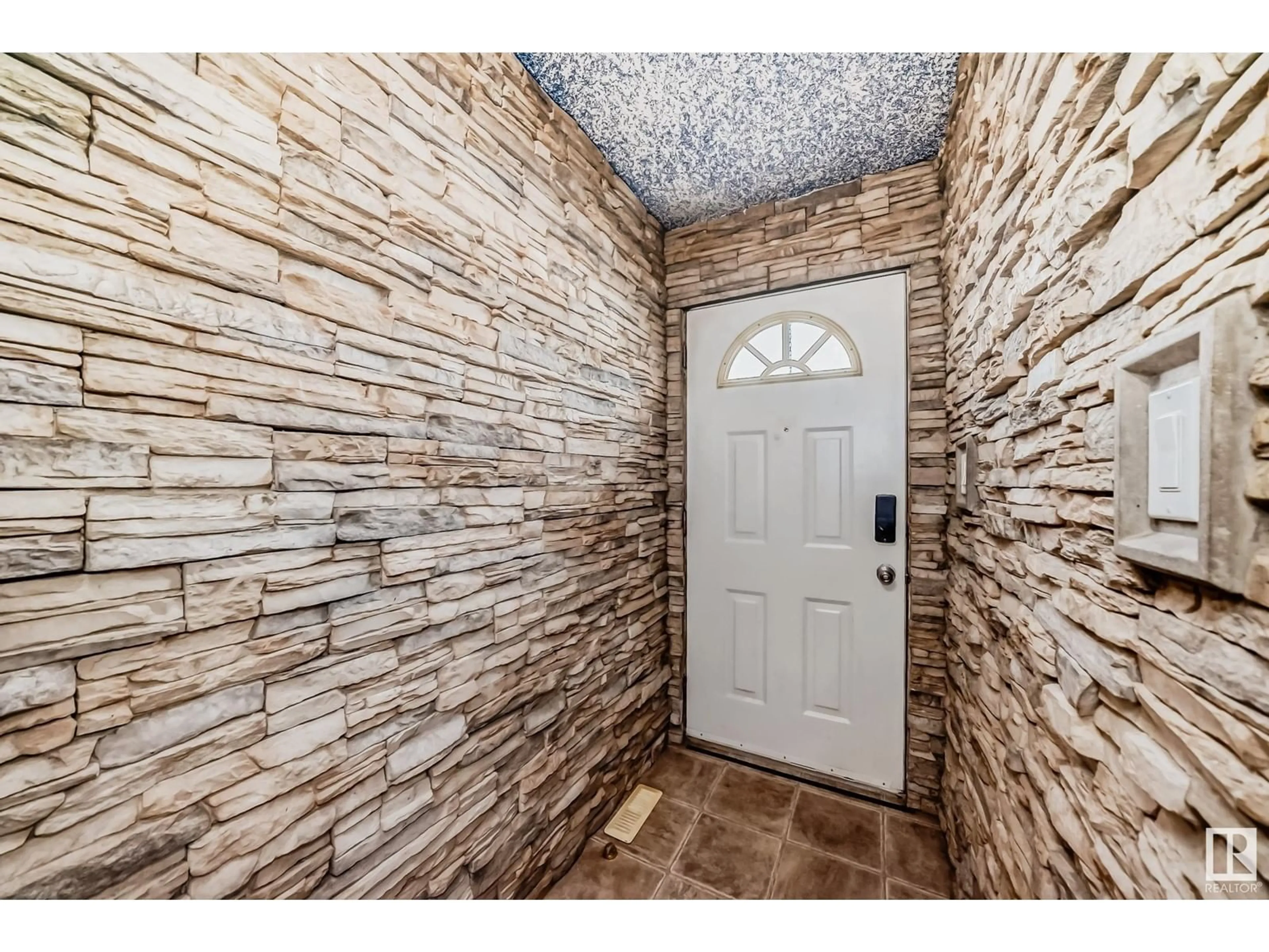 Indoor entryway for 3191 139 AV NW, Edmonton Alberta T5Y1R4