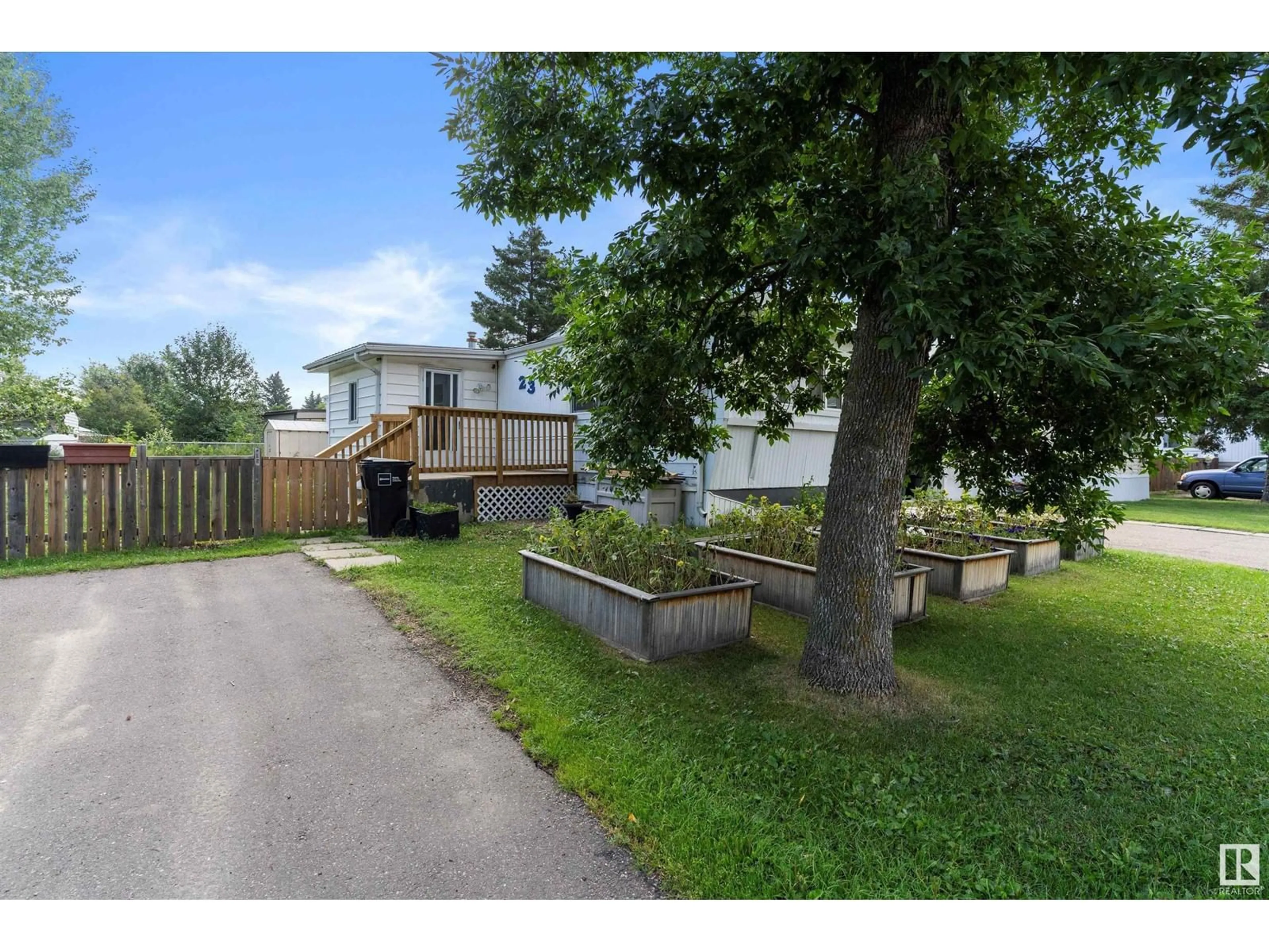 Fenced yard for 23 Cliff CR NW, Edmonton Alberta T6P1B6