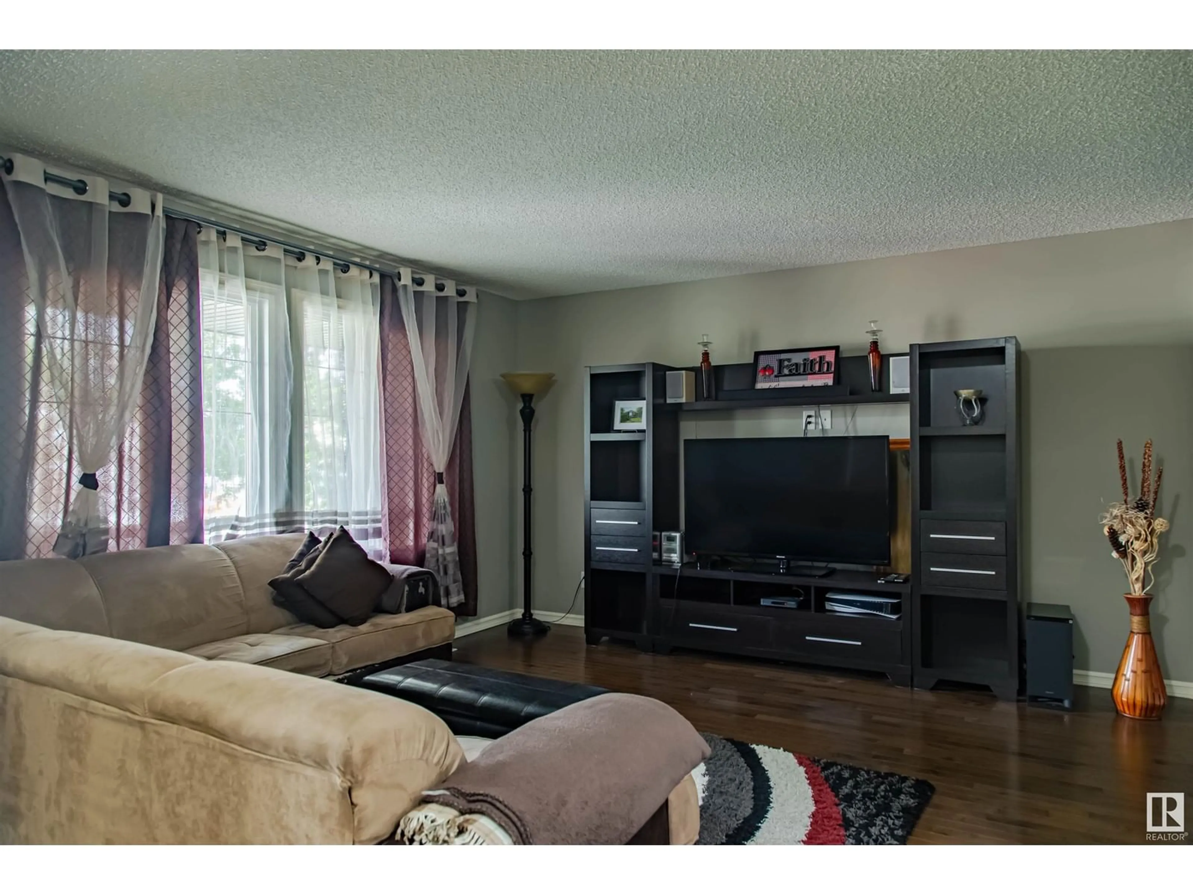 Living room for 6840 CARDINAL LI SW, Edmonton Alberta T6W1Z1