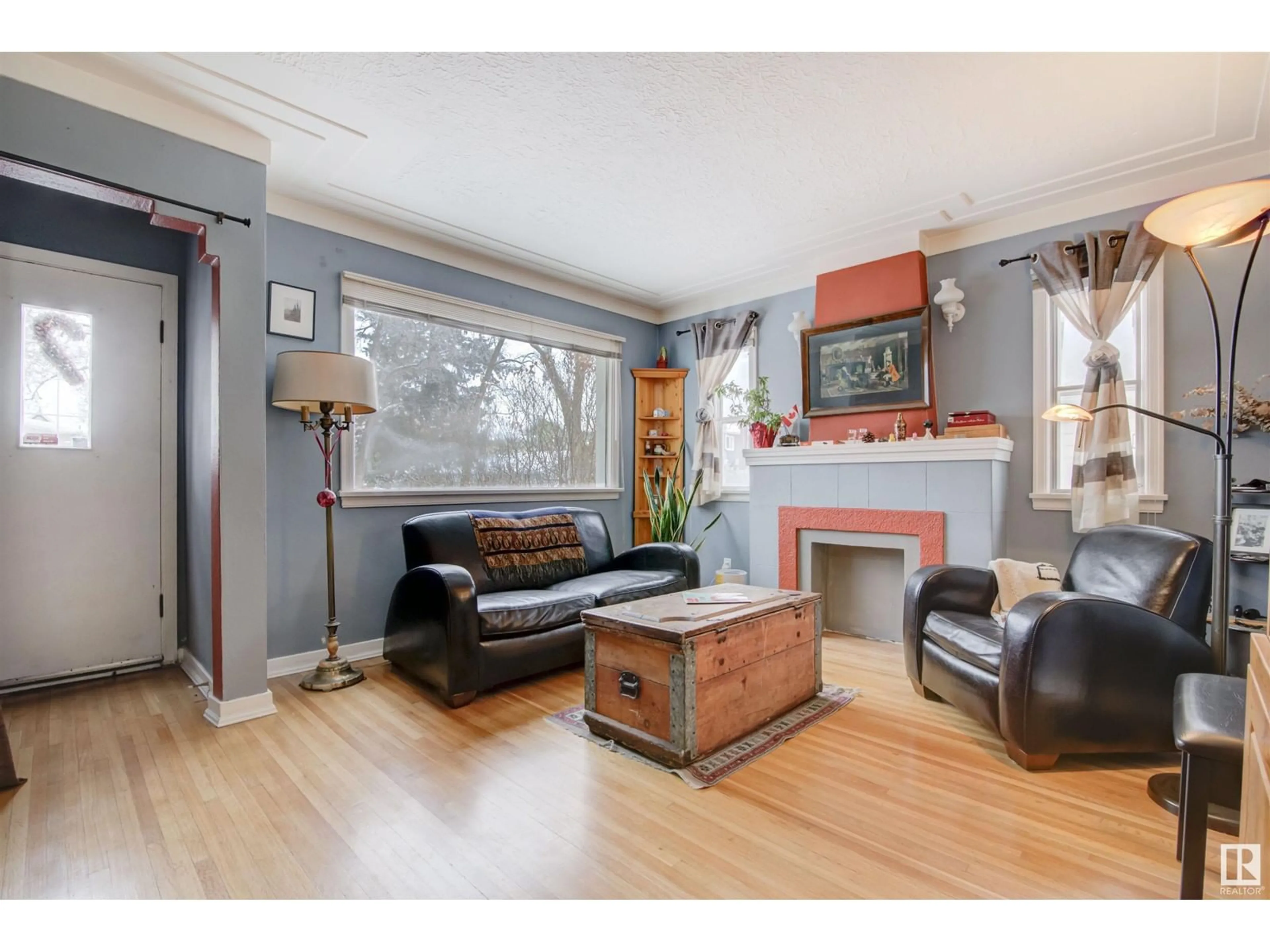 Living room for 10619 72 AV NW, Edmonton Alberta T6E0Z8