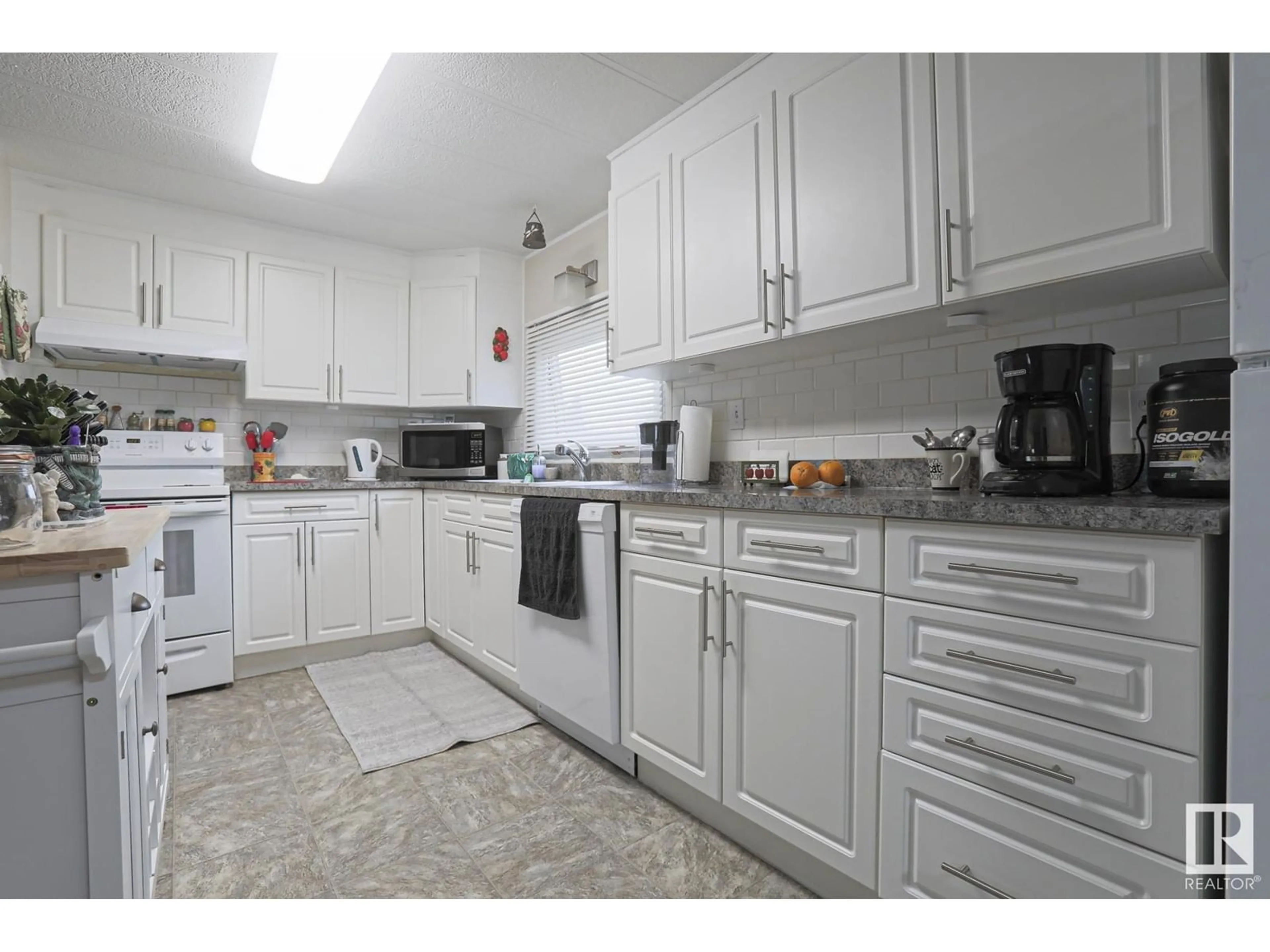 Standard kitchen for 43 Maple Ridge DR NW, Edmonton Alberta T6P1A9