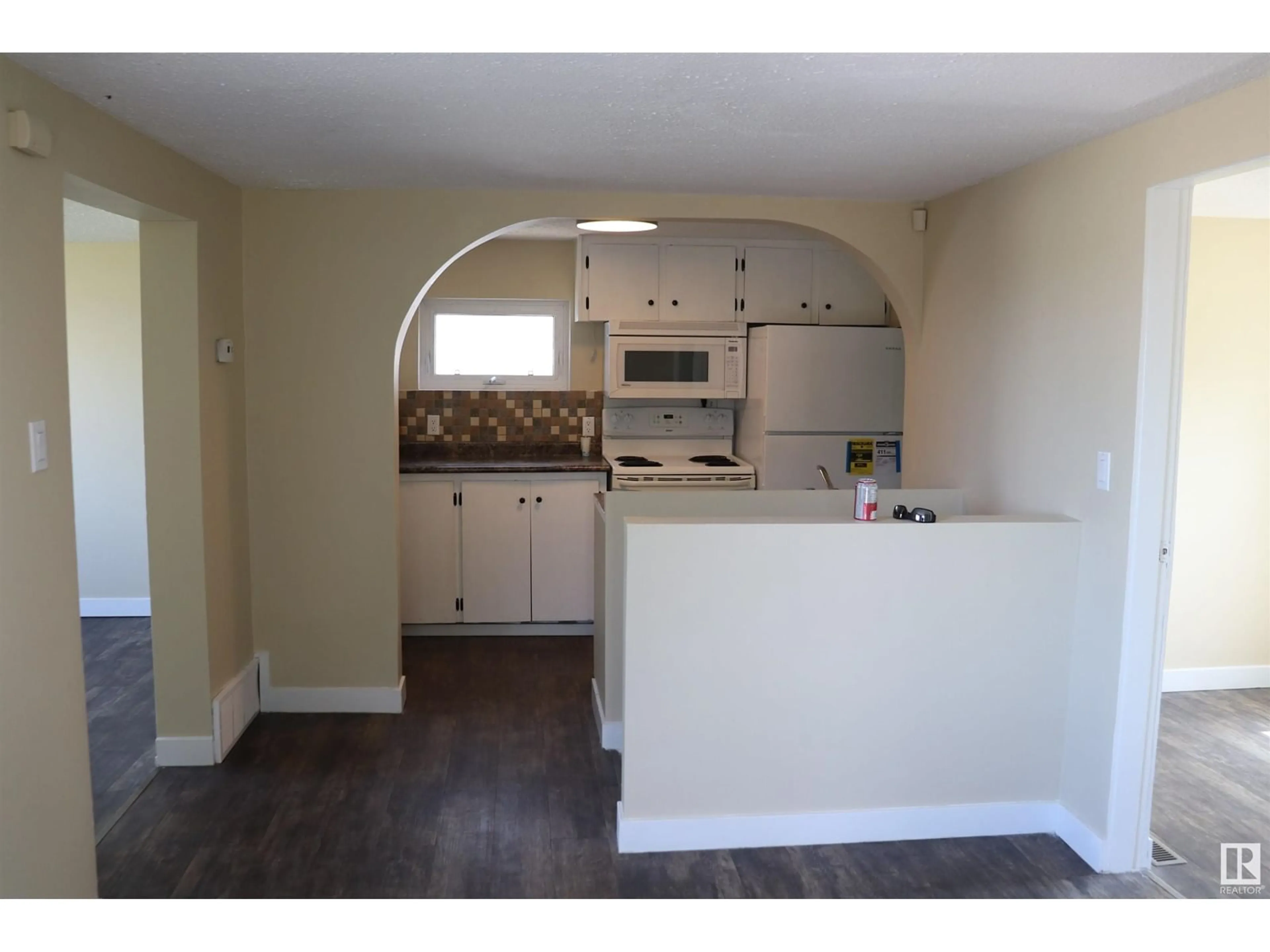 Open concept kitchen for 4815 56 Ave, Wetaskiwin Alberta T9A1B3