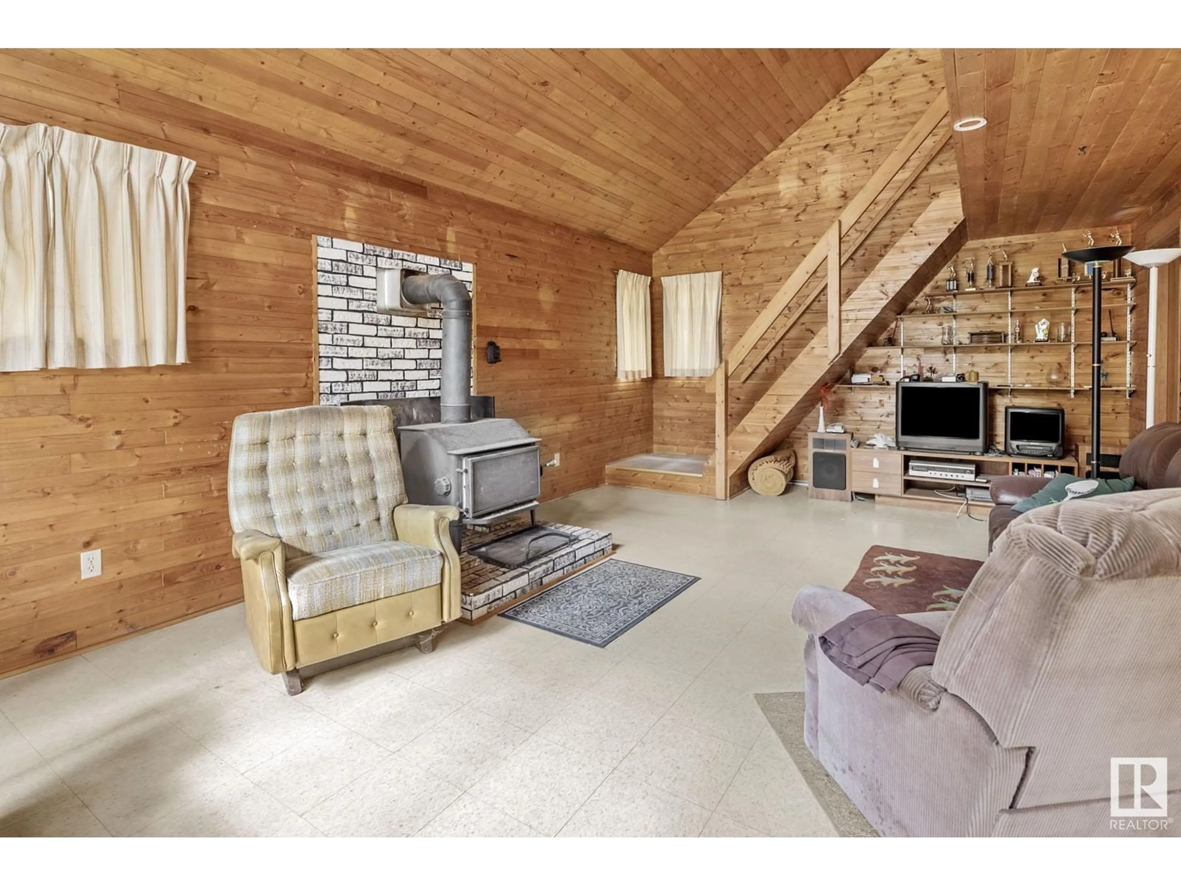 Living room, wood floors for 17511 TWP RD 604, Rural Smoky Lake County Alberta T0A3J0