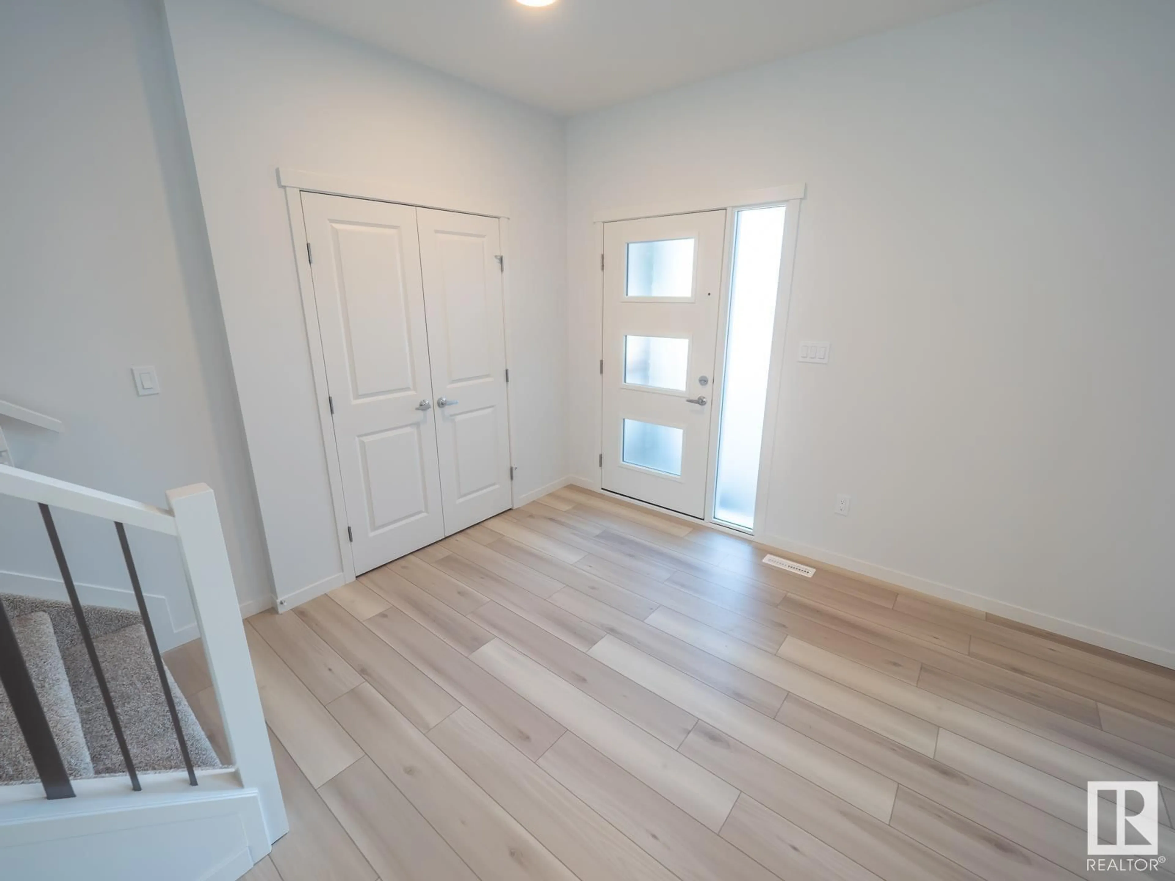 Indoor entryway for 6119 CARR RD NW, Edmonton Alberta T5E6Y4