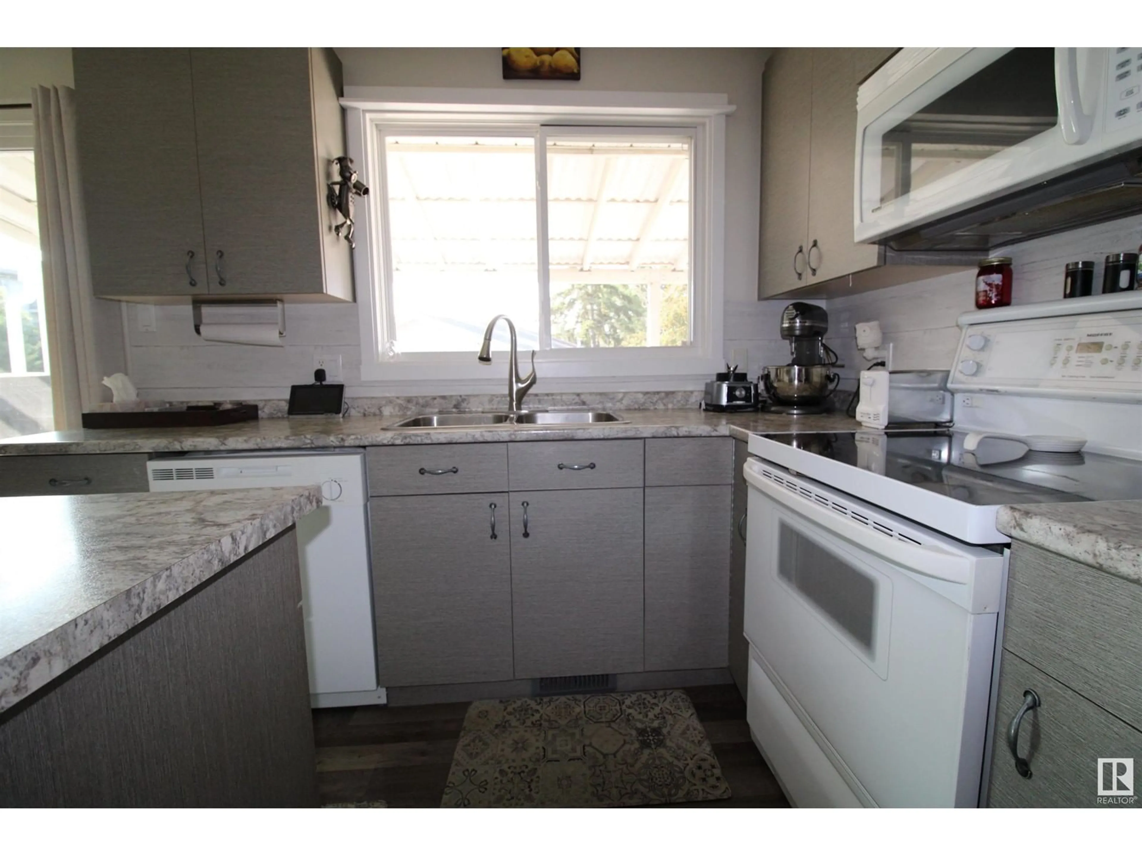 Standard kitchen, wood floors, cottage for 5001 55 AV, St. Paul Town Alberta T0A3A1