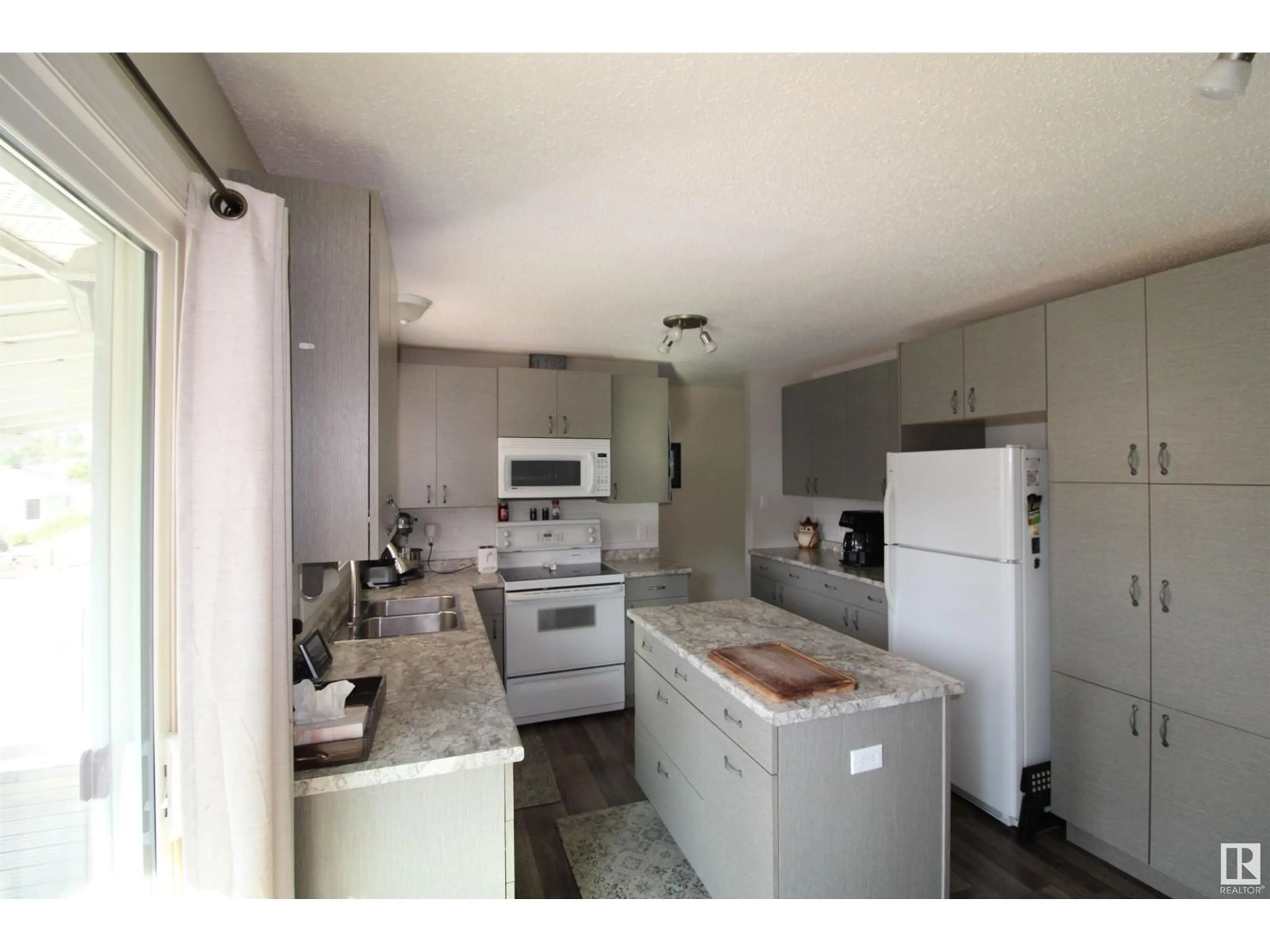 Kitchen, wood floors, cottage for 5001 55 AV, St. Paul Town Alberta T0A3A1