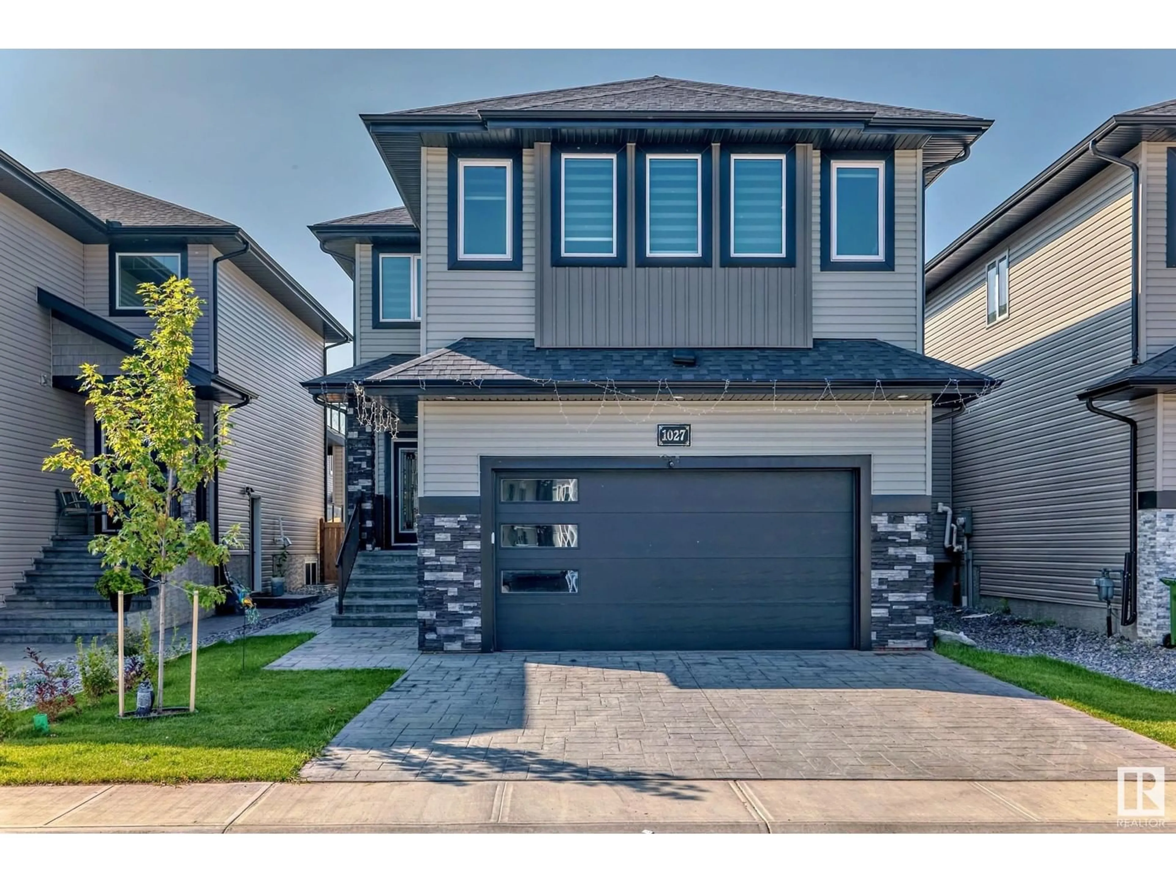 Frontside or backside of a home for 1027 150 AV NW, Edmonton Alberta T5Y4C1