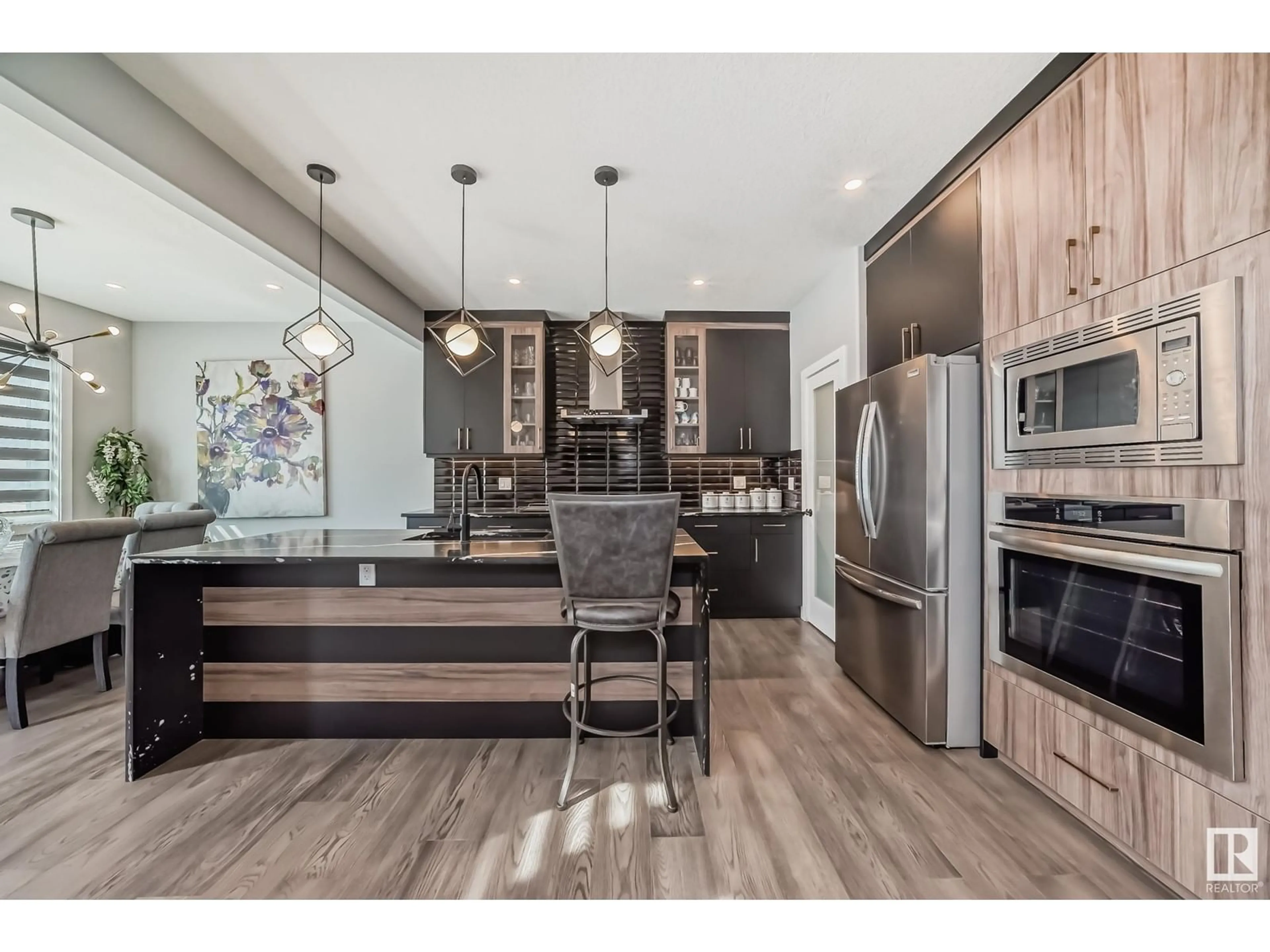 Contemporary kitchen for 1027 150 AV NW, Edmonton Alberta T5Y4C1