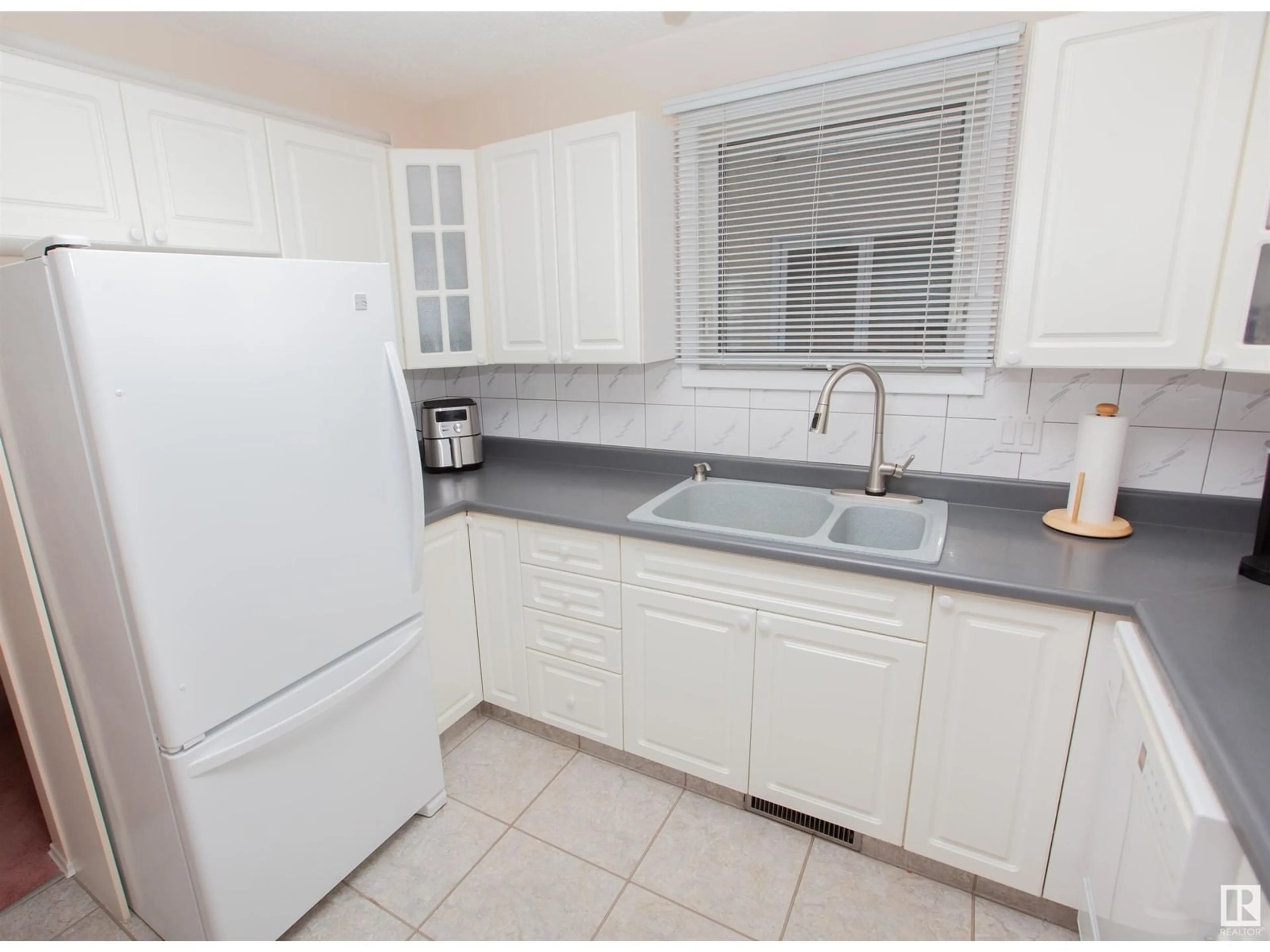 Standard kitchen for 3630 112A ST NW, Edmonton Alberta T6J1K1