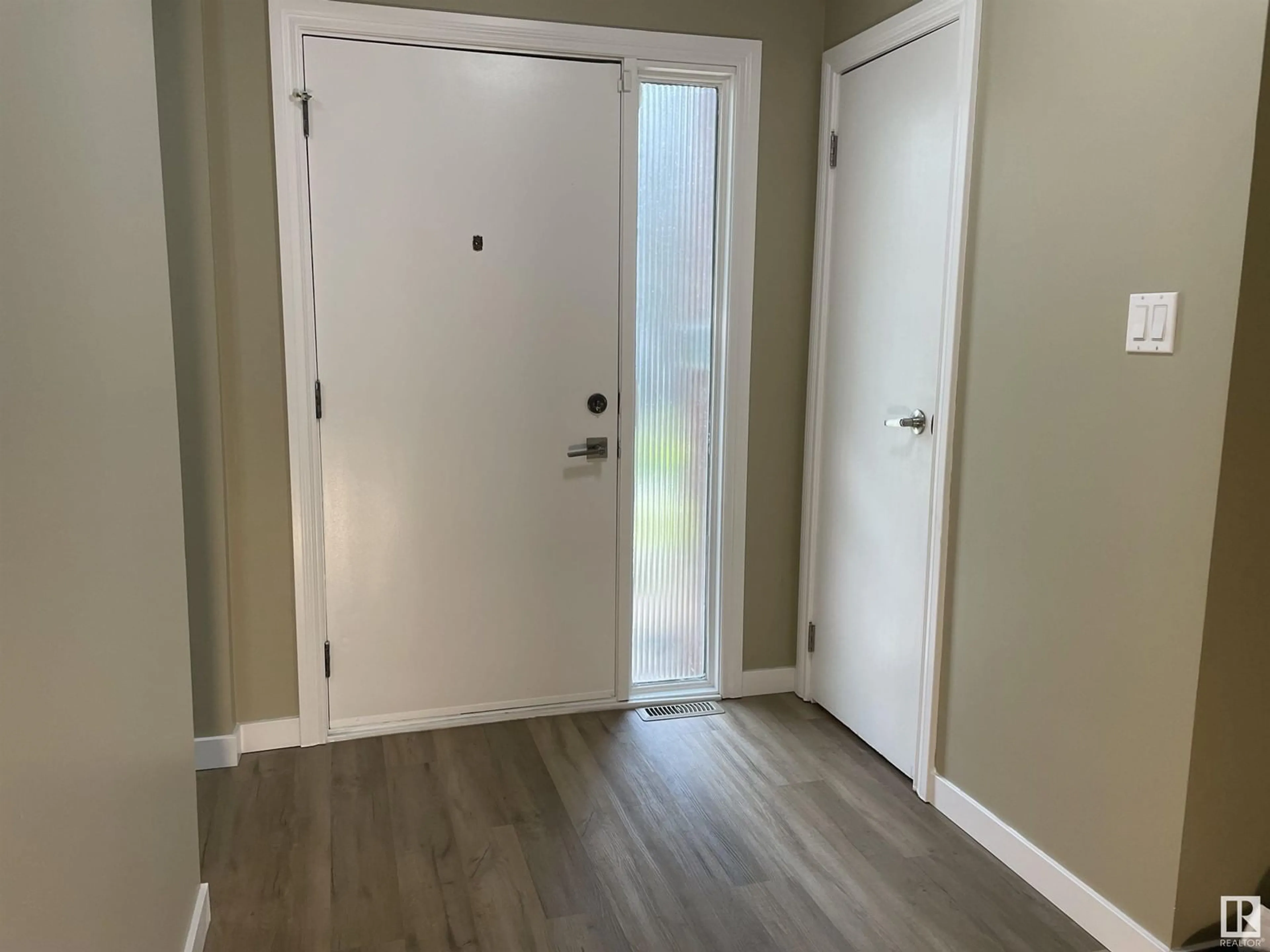 Indoor entryway, wood floors for 13457 40 Street NW NW, Edmonton Alberta T5A3L9