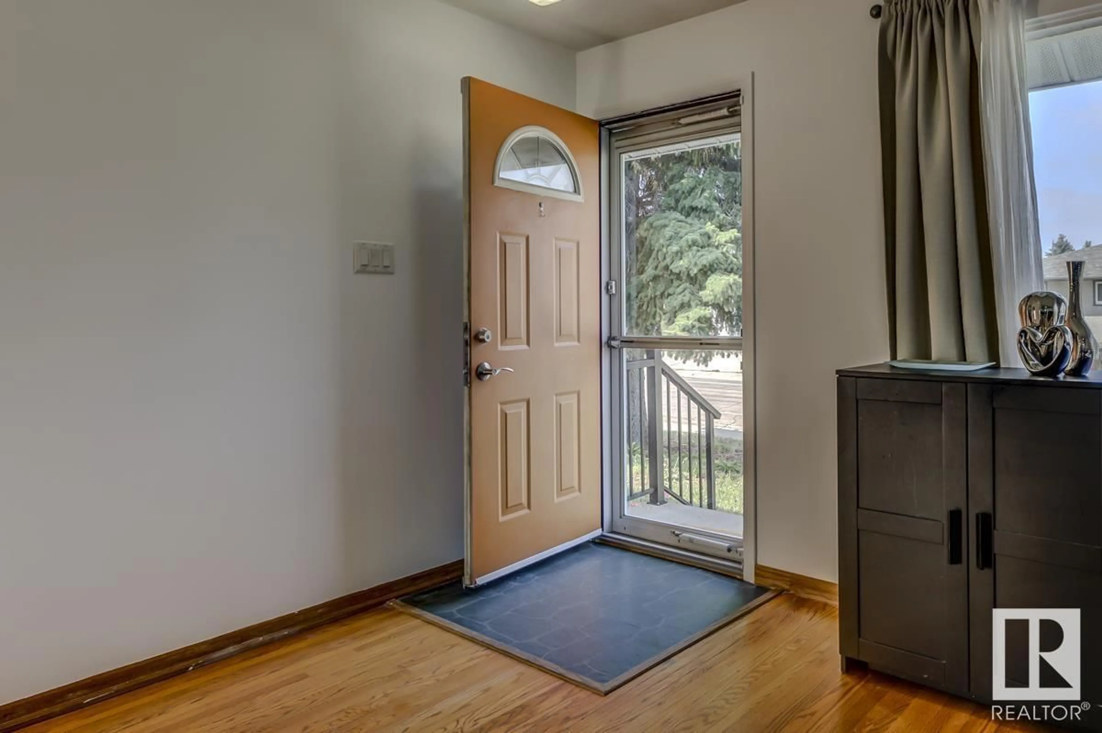 Indoor entryway for 13531 124 ST NW, Edmonton Alberta T5L0R7