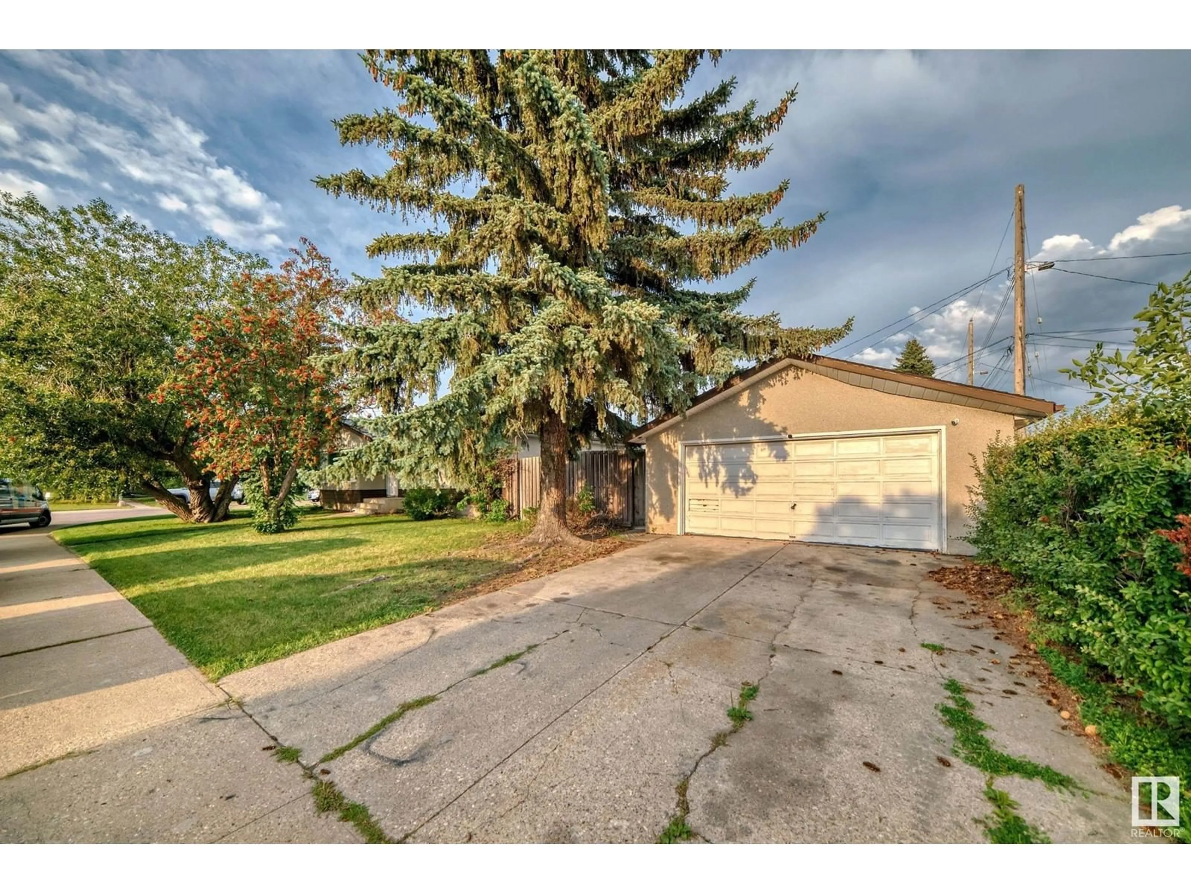 Frontside or backside of a home for 13519 81ST NW, Edmonton Alberta T5C1P1