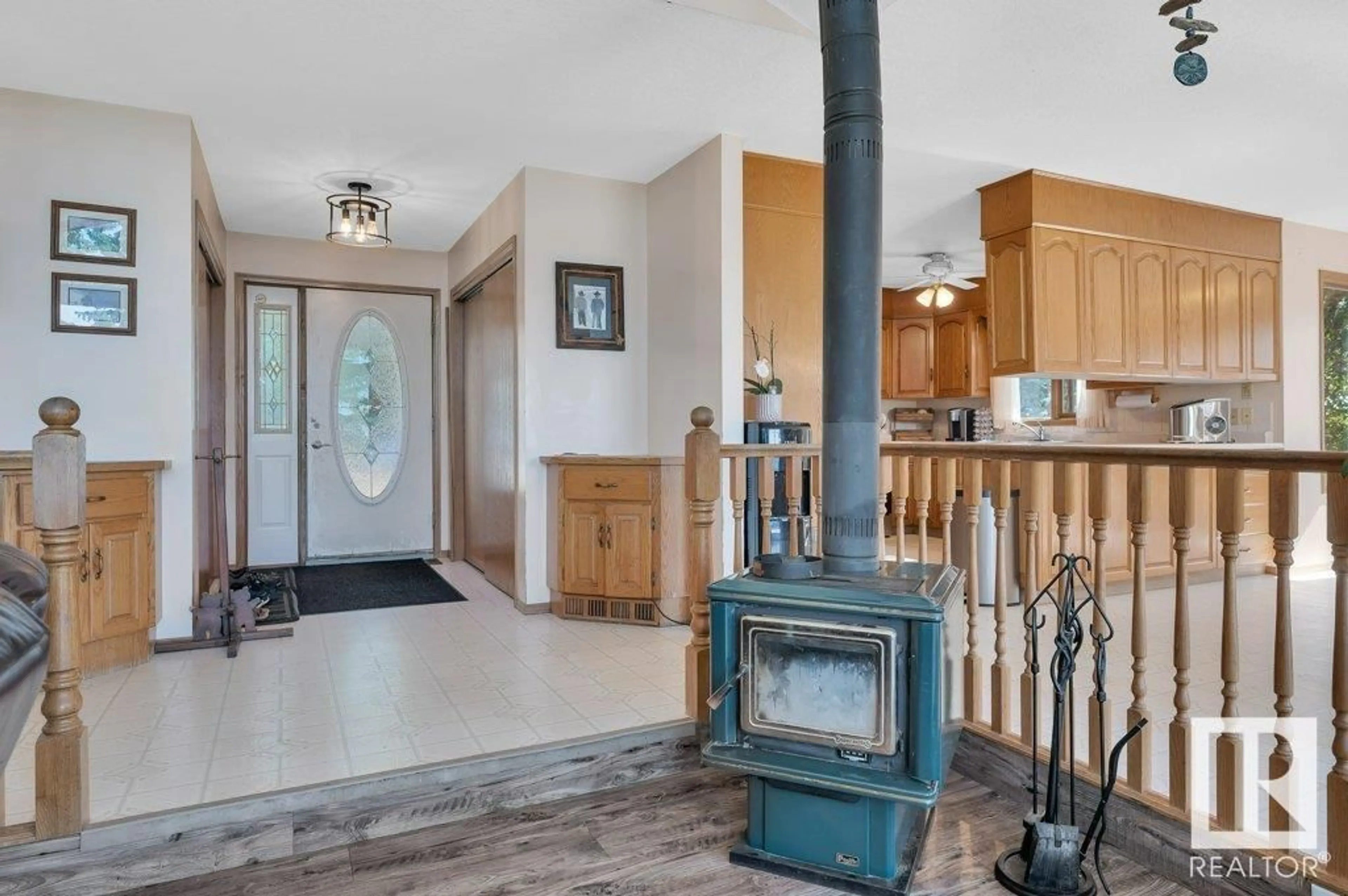 Indoor foyer for 58114 HWY 28, Rural Thorhild County Alberta T0A2W0
