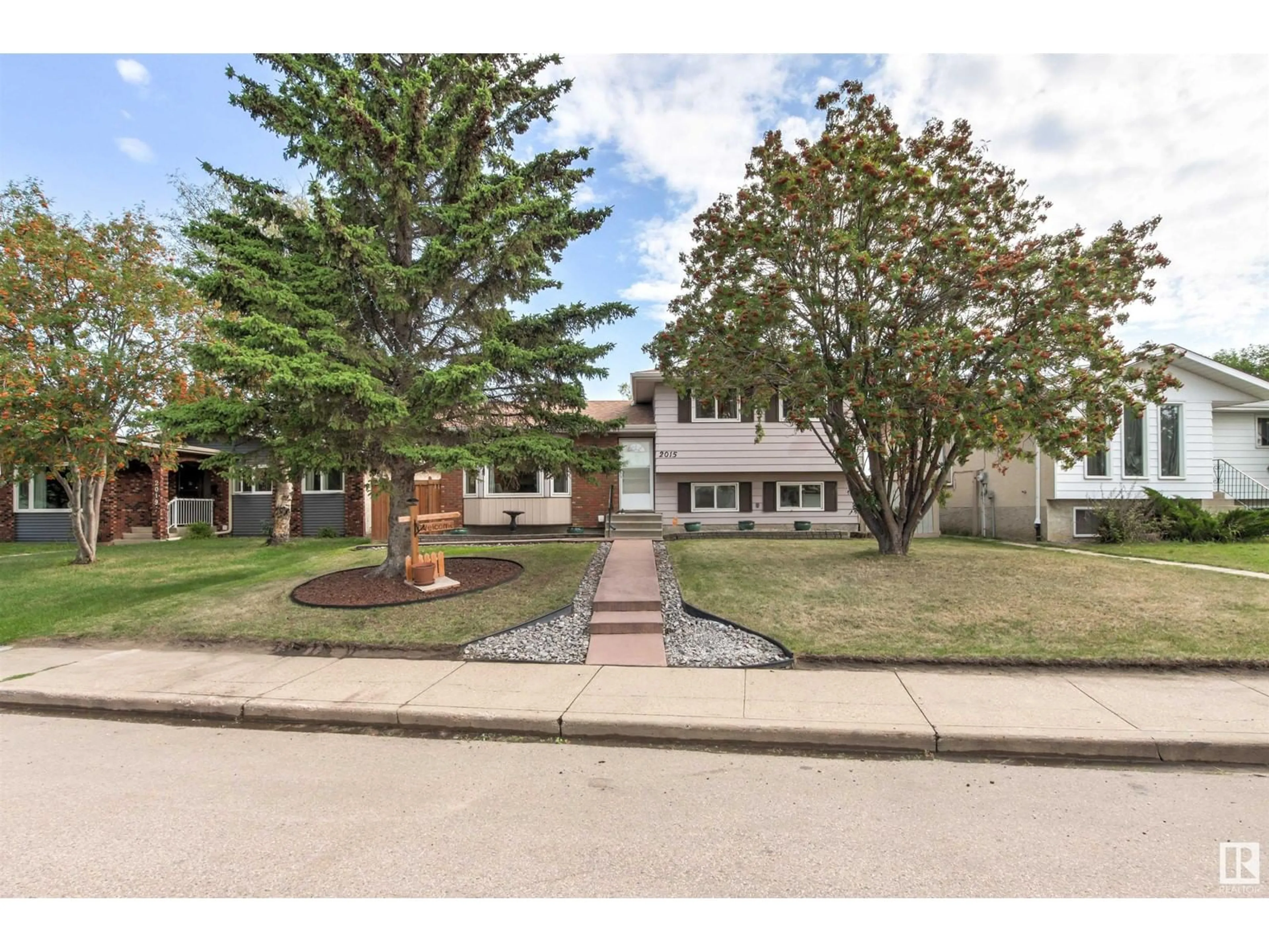 Street view for 2015 47 ST NW, Edmonton Alberta T6L2V5