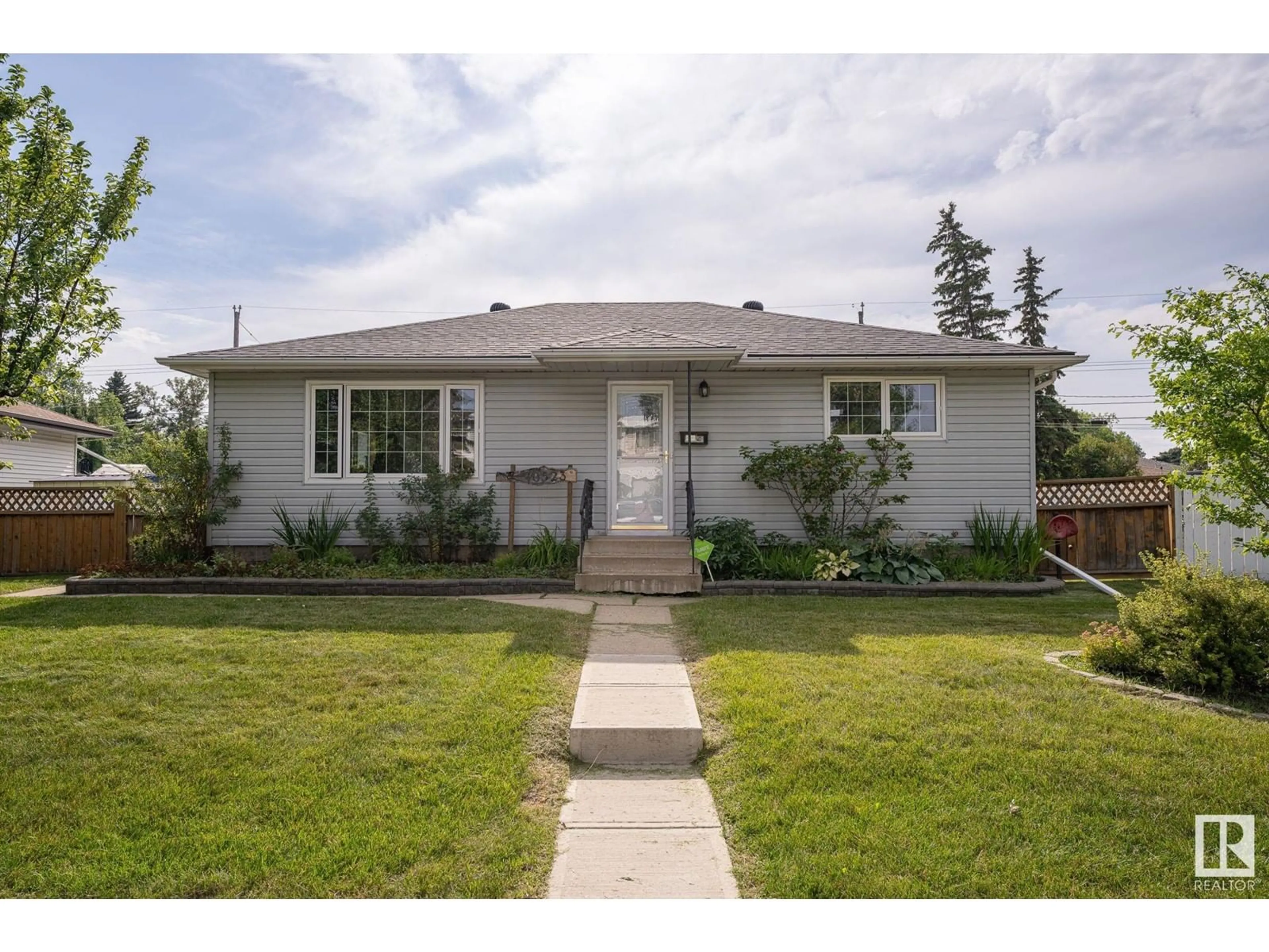 Frontside or backside of a home for 10523 LAUDER AV NW NW, Edmonton Alberta T5E5R1