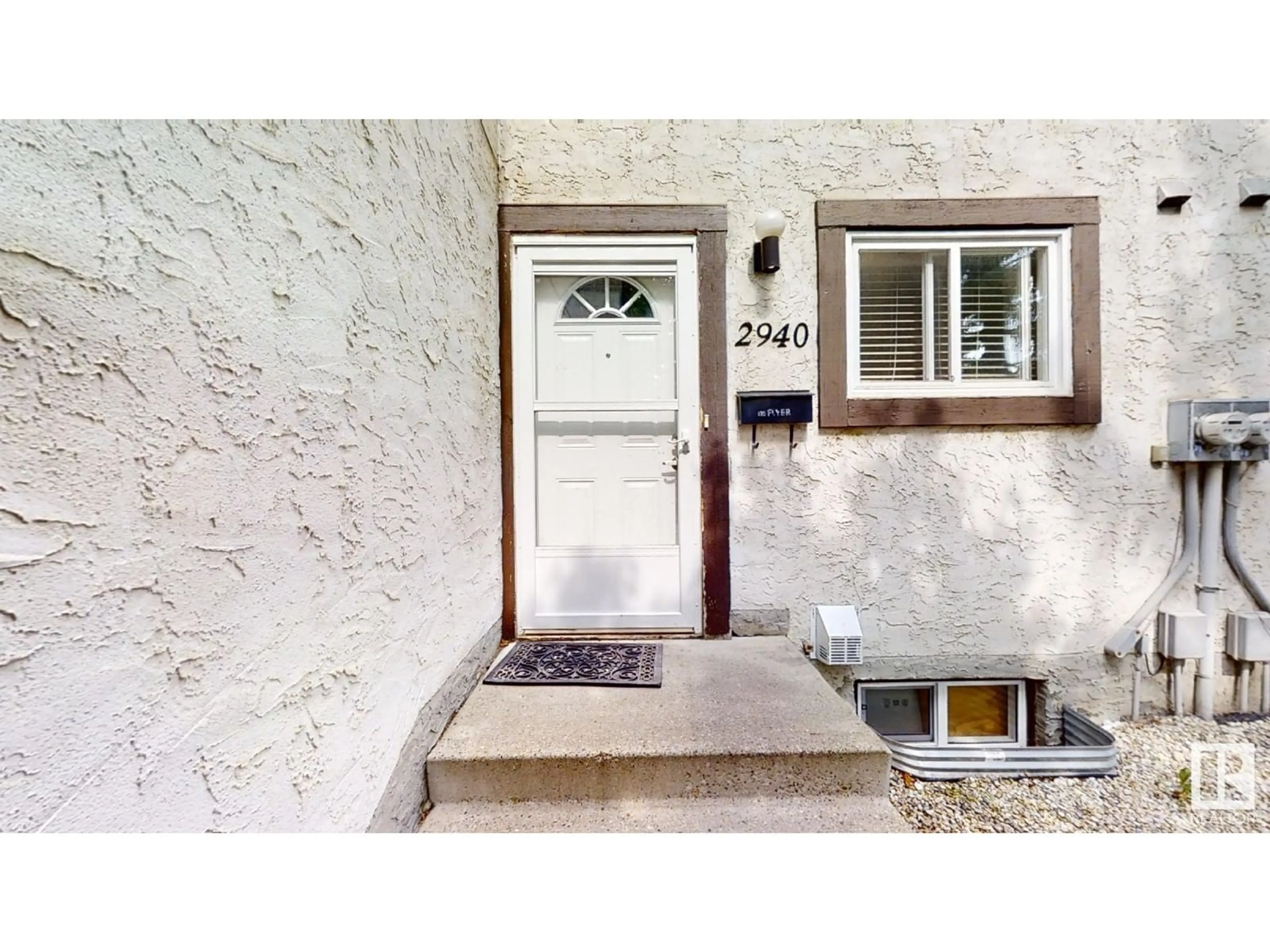 Indoor entryway for 2940 36 st NW, Edmonton Alberta T6L5H4