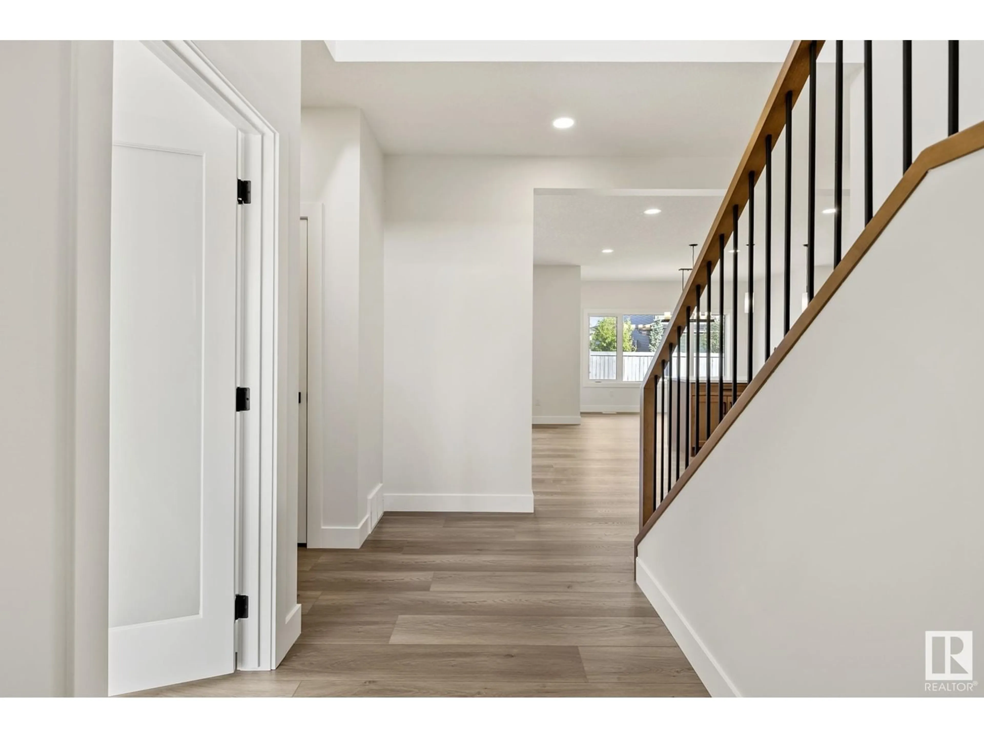 Indoor entryway, wood floors for 6713 KNOX CO SW, Edmonton Alberta T6W4A1