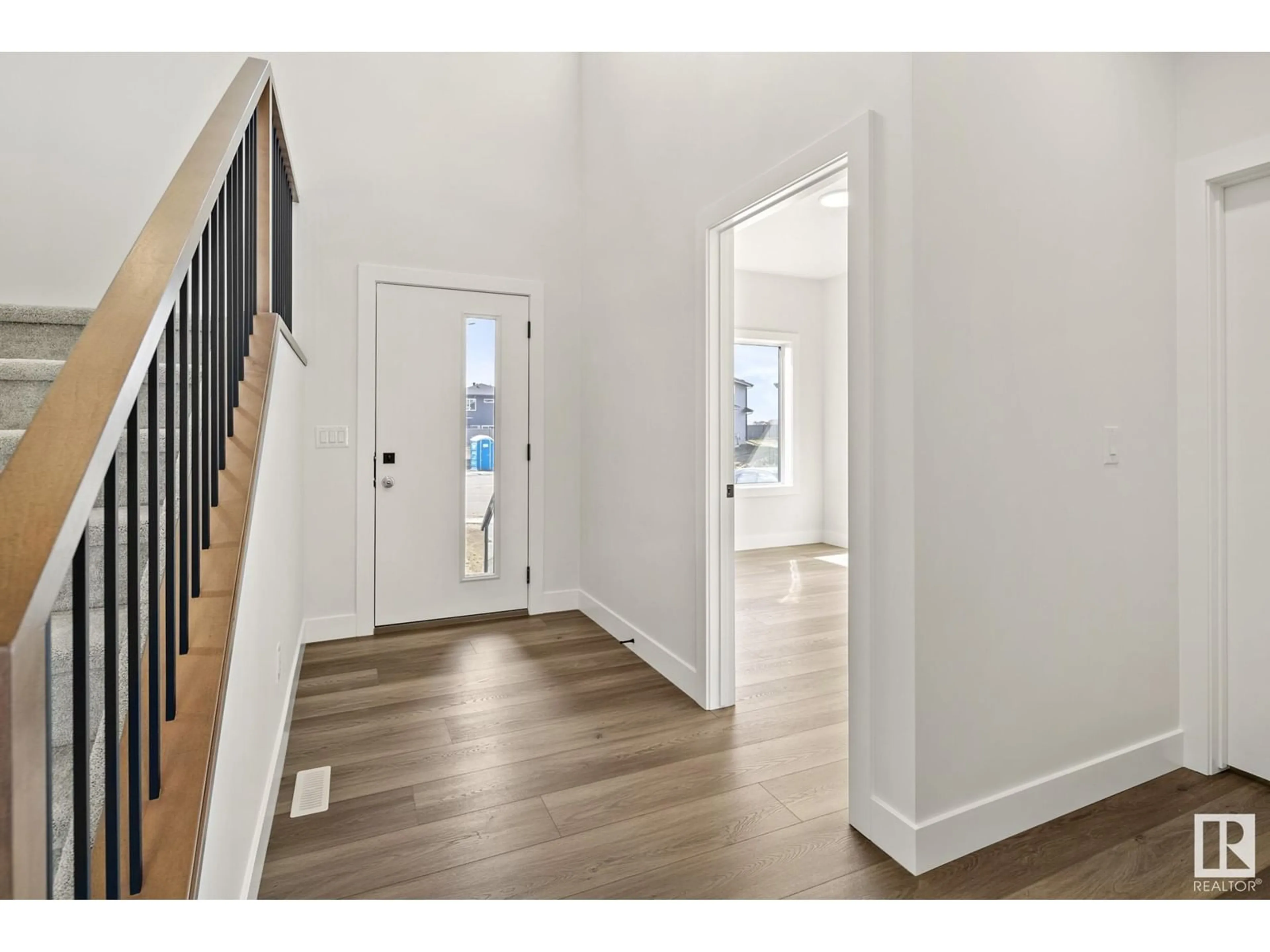 Indoor entryway, wood floors for 6713 KNOX CO SW, Edmonton Alberta T6W4A1