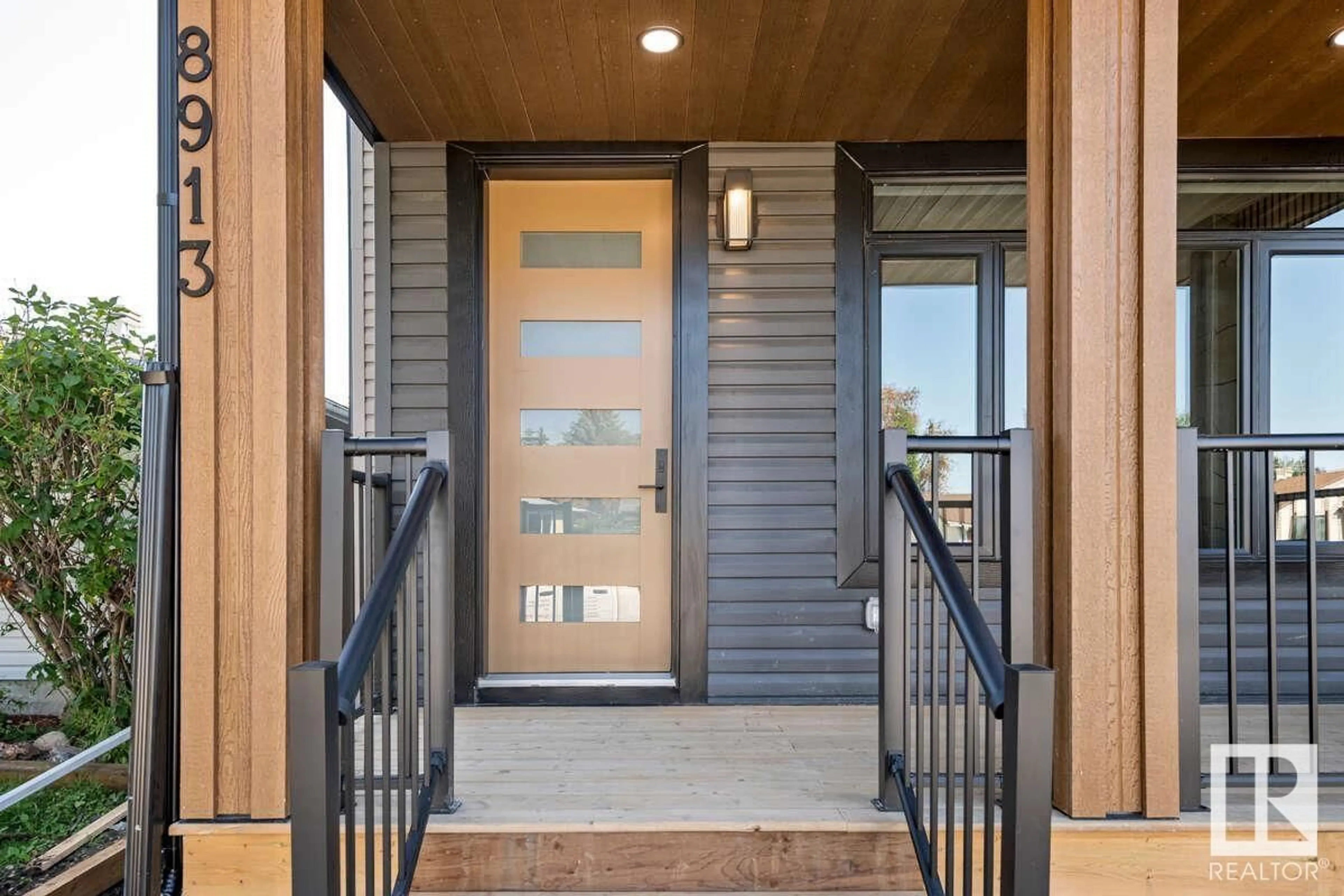 Indoor entryway, wood floors for 8913 154 ST NW, Edmonton Alberta T5R1S8