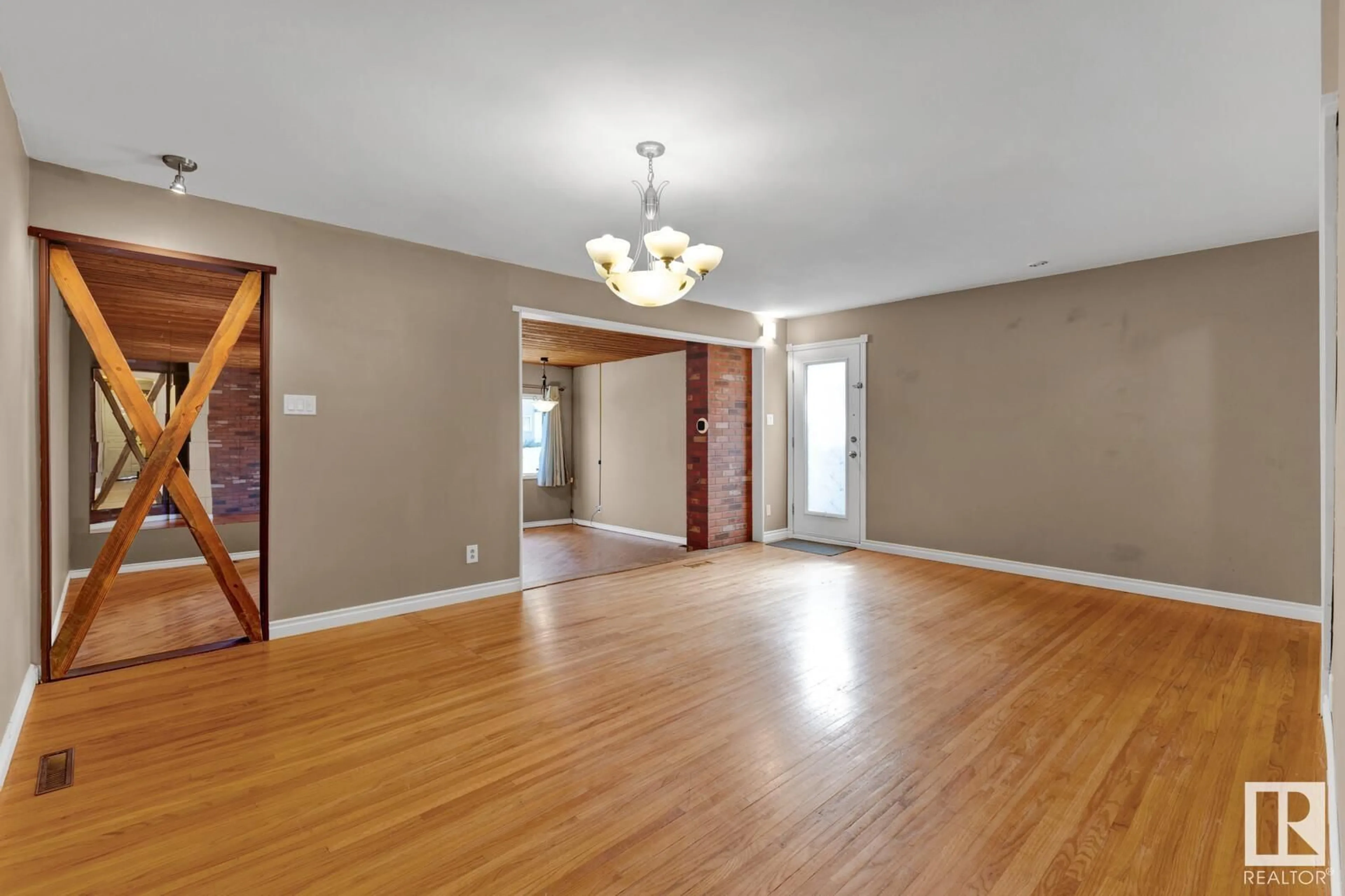 Indoor foyer for 13224 83 ST NW, Edmonton Alberta T5E2W7