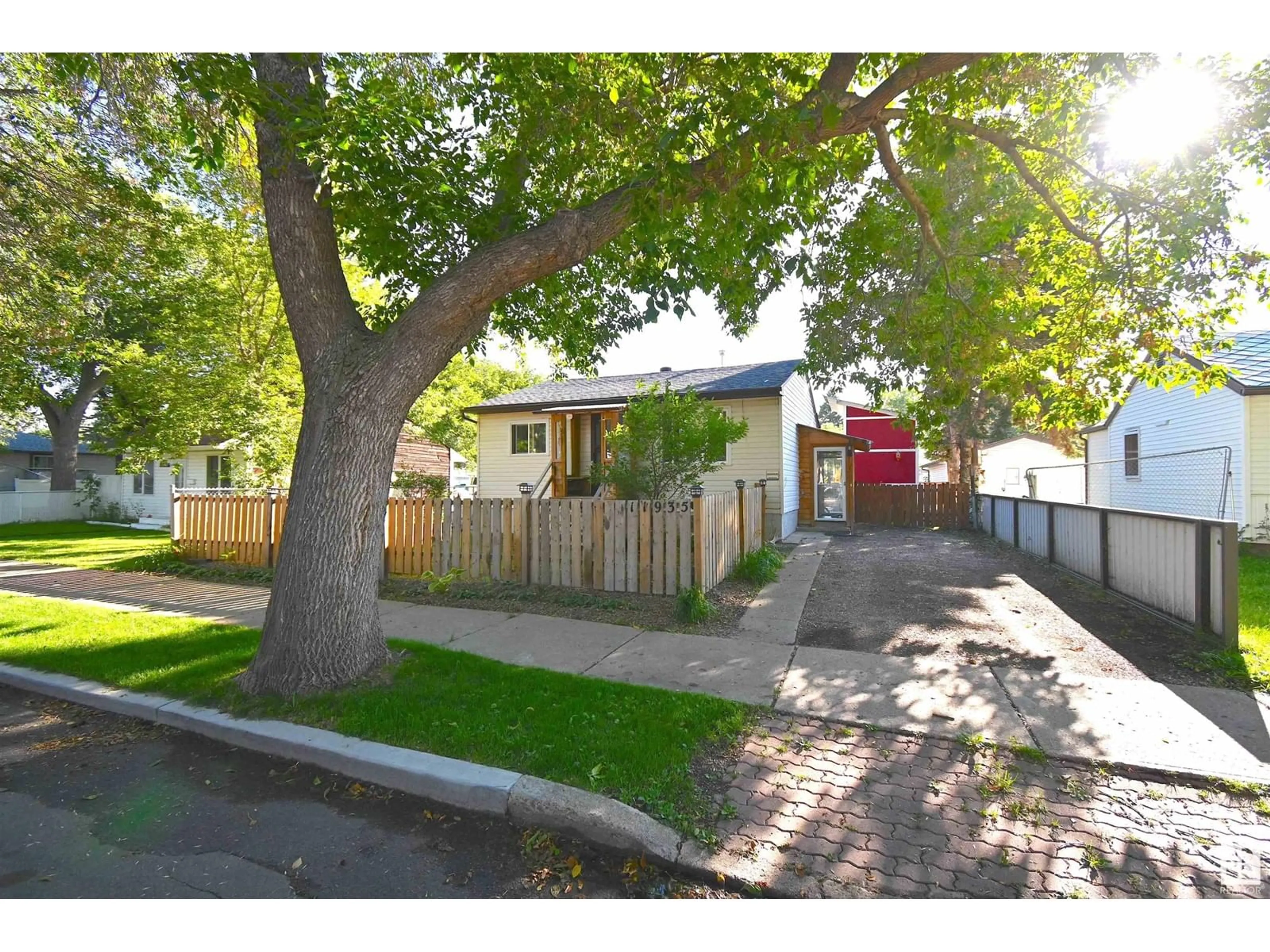 Fenced yard for 11935 45 ST NW, Edmonton Alberta T5W2T5