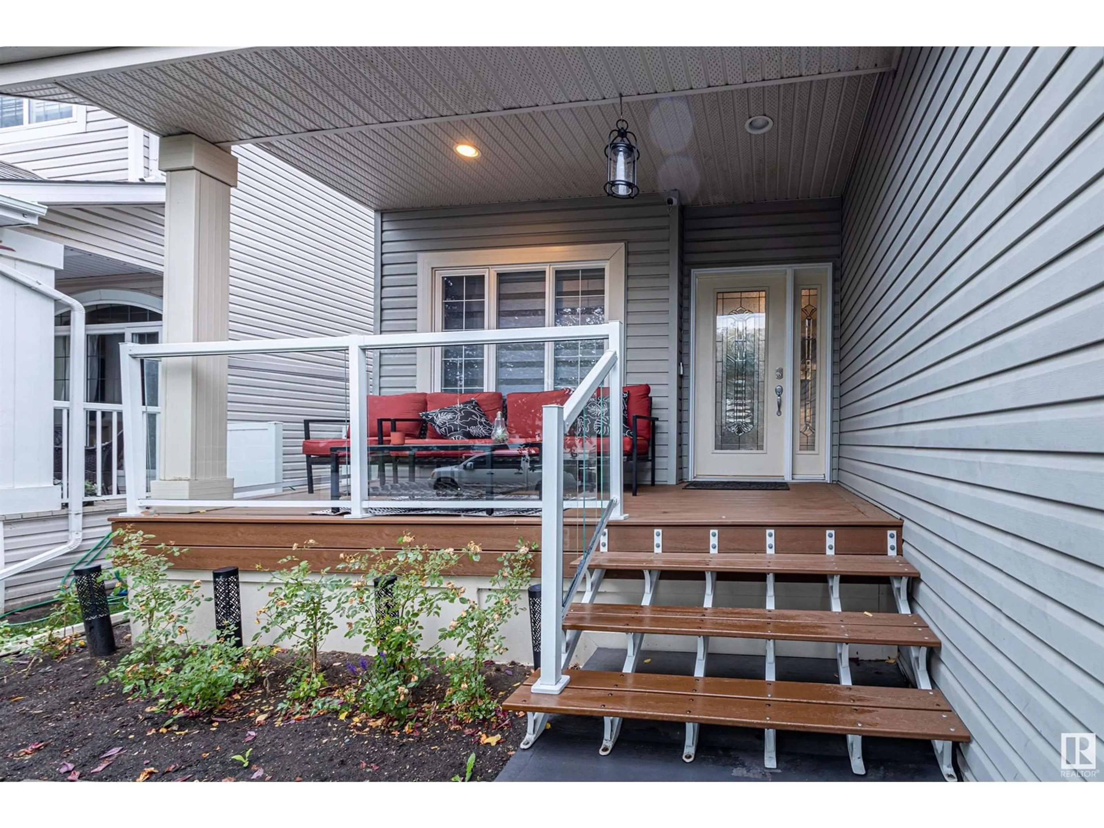 Indoor entryway, wood floors for 126 Orchid CR NW, Sherwood Park Alberta T8H2E2