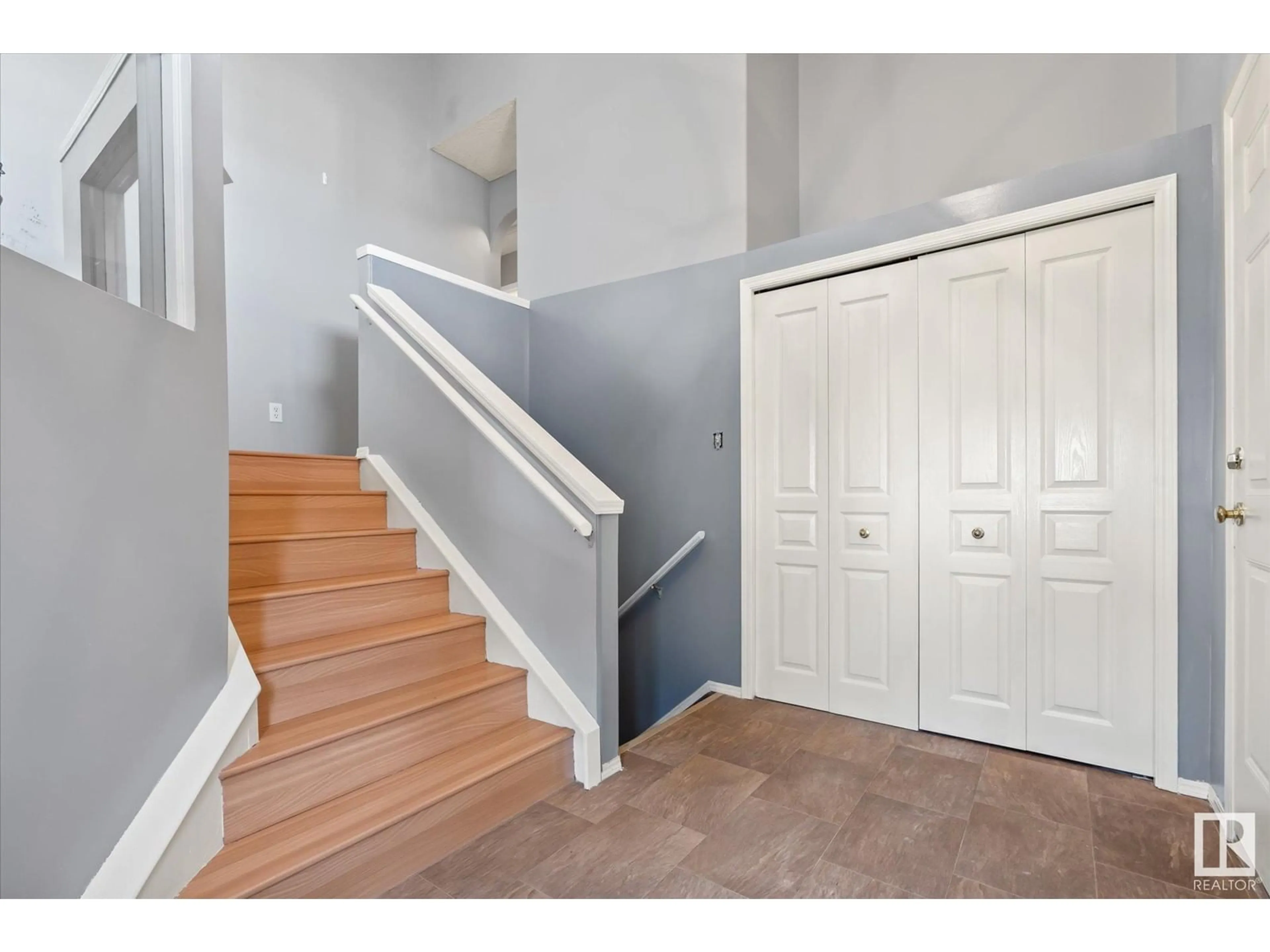 Indoor entryway, wood floors for 8307 170 AV NW, Edmonton Alberta T5Z3G8