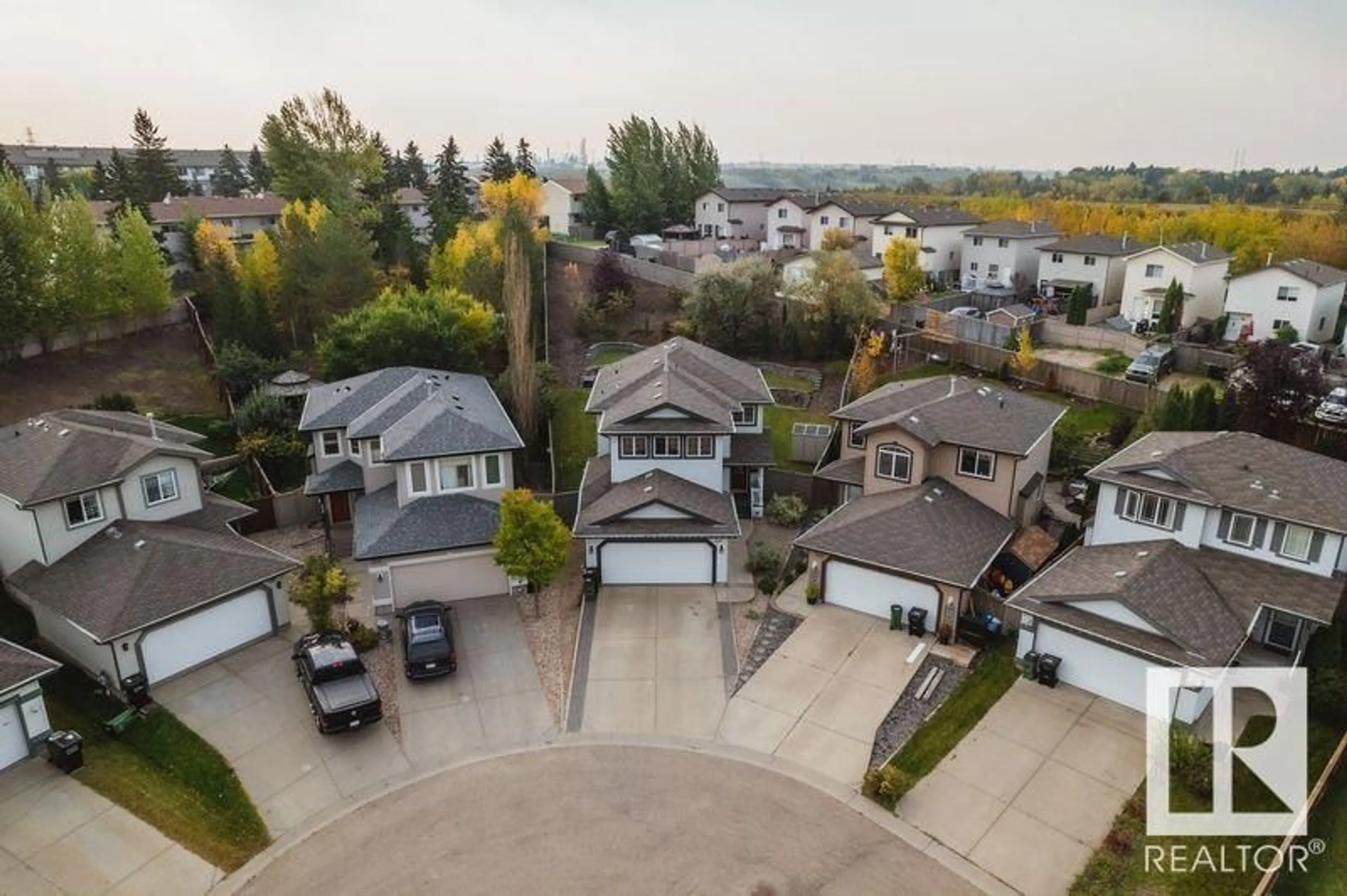 Frontside or backside of a home, the street view for 224 HYNDMAN CR NW, Edmonton Alberta T5A5H9