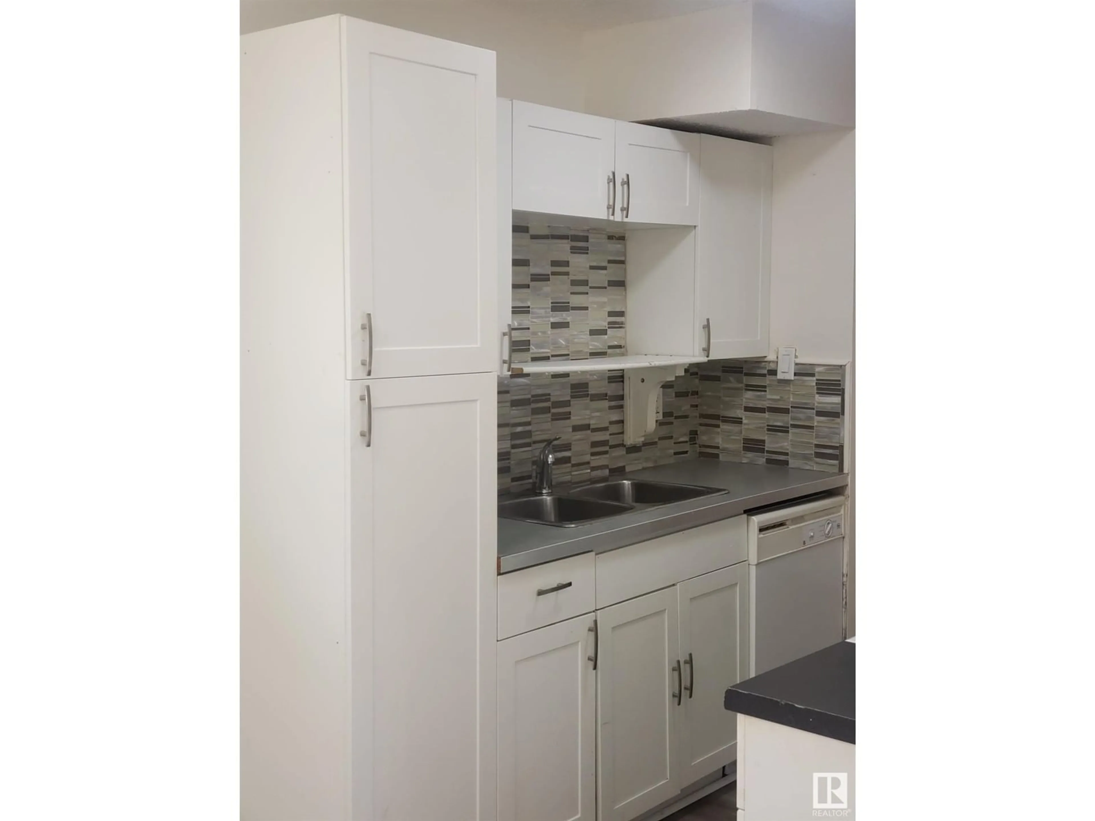 Standard kitchen for #Na 18458 62B AV NW NW, Edmonton Alberta T5T2N7