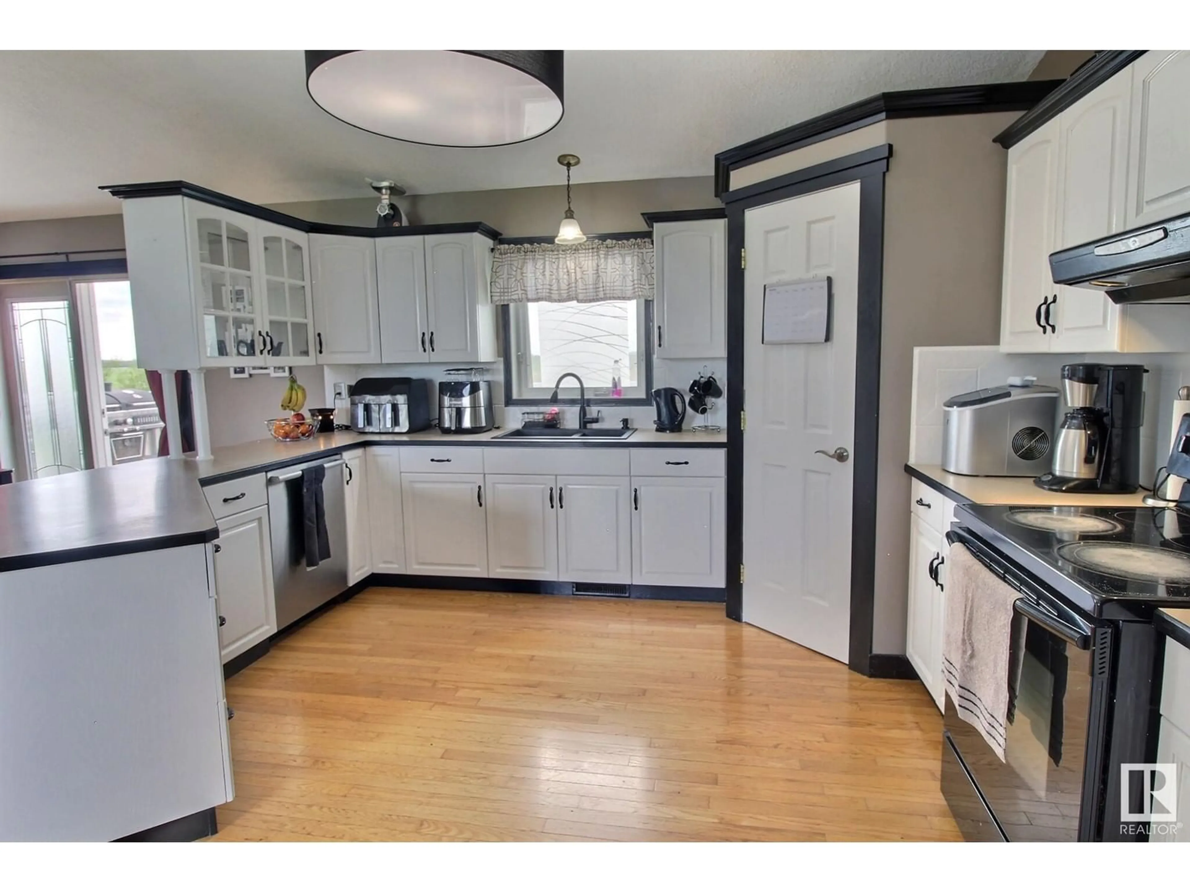 Standard kitchen, wood floors, cottage for 22547 Hwy 616, Rural Leduc County Alberta T0C1Z0