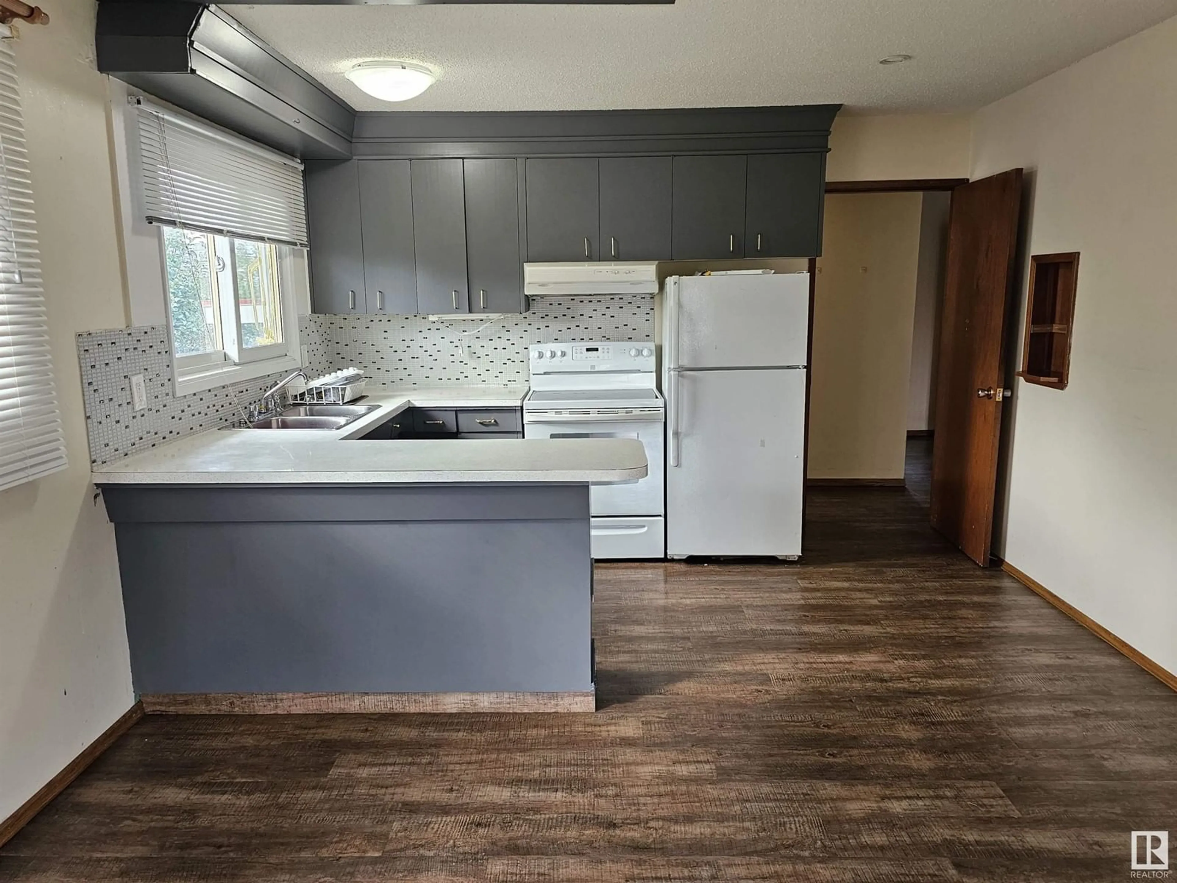 Kitchen for 9110 132 AV NW, Edmonton Alberta T5E0Y3