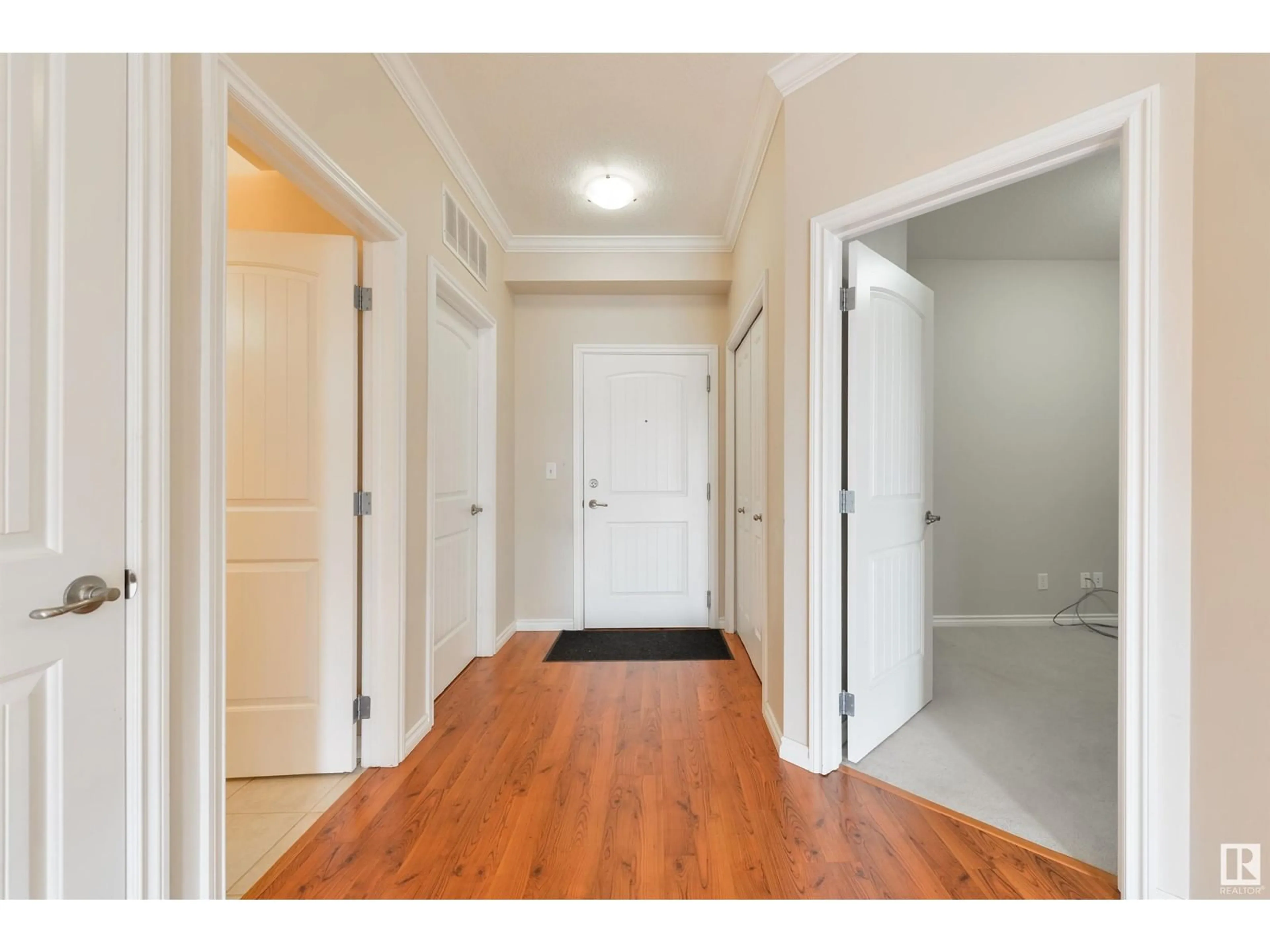 Indoor entryway for #422 8528 82 AV NW, Edmonton Alberta T6C0Y9