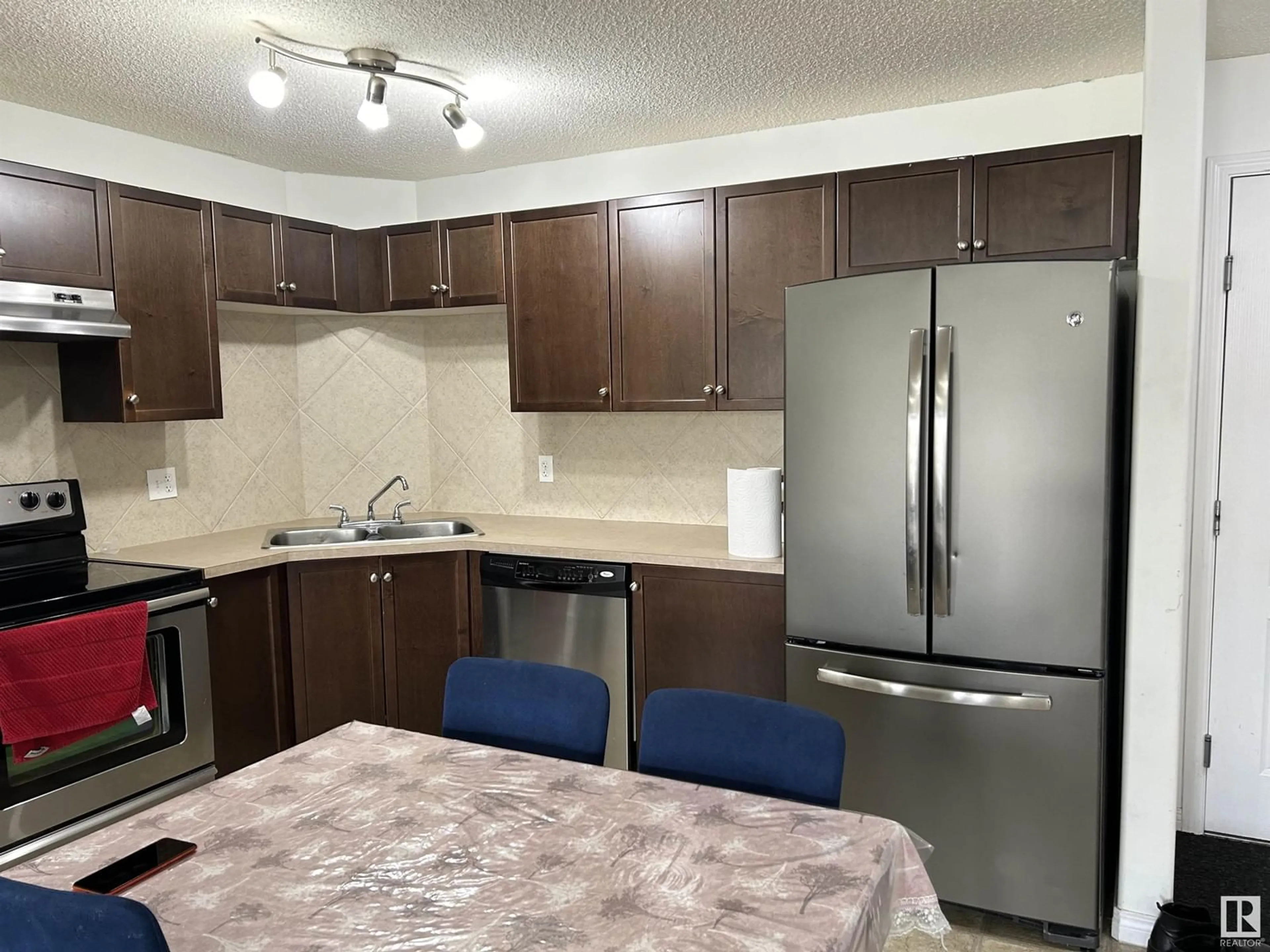 Standard kitchen for #305 7327 SOUTH TERWILLEGAR DR NW, Edmonton Alberta T6R0L8