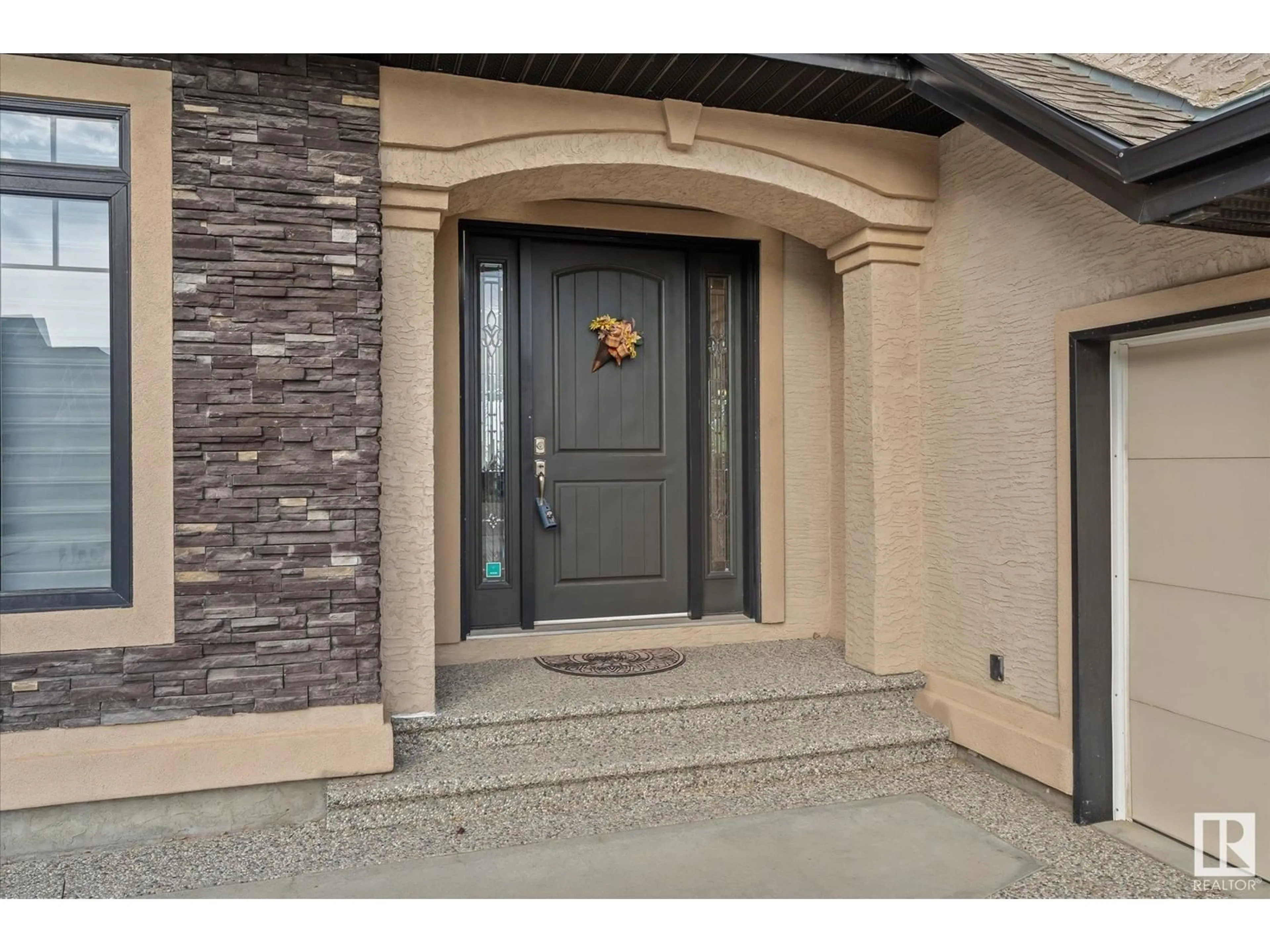 Indoor entryway, cement floor for 3813 MACNEIL HE NW, Edmonton Alberta T6R0H5