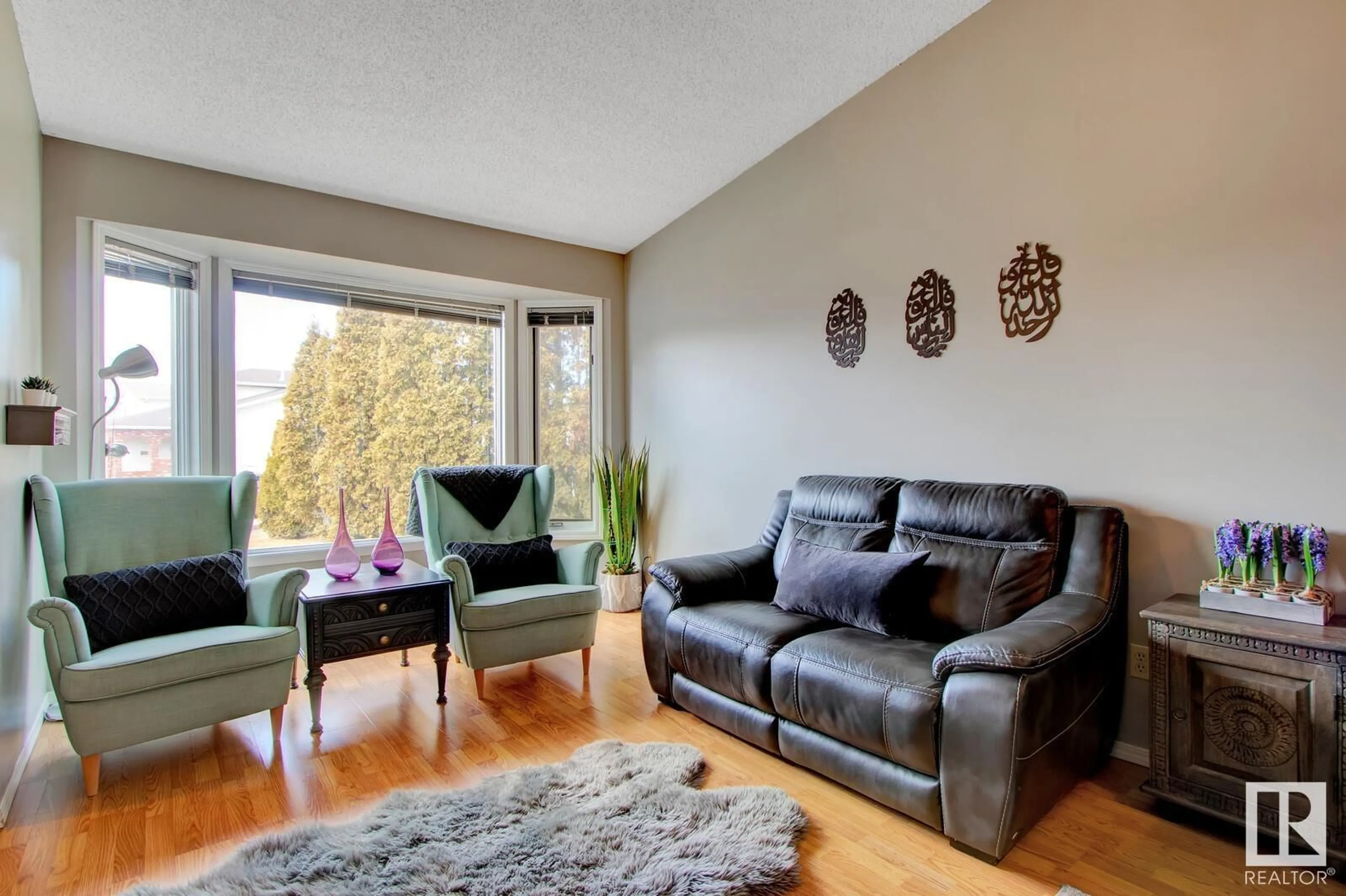 Living room, wood floors for 15425 98 ST NW, Edmonton Alberta T5X4K6