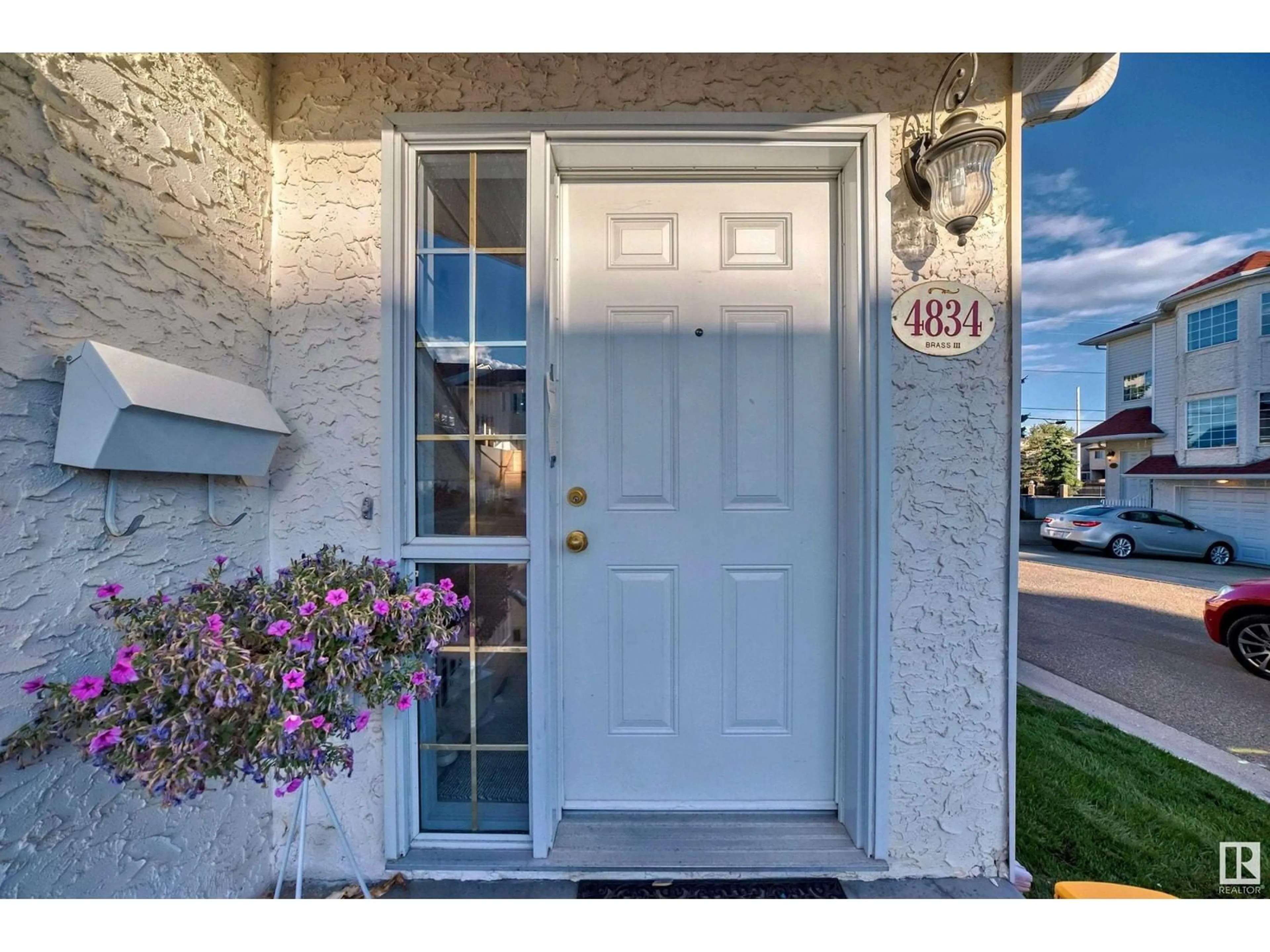 Indoor entryway for 4834 104A ST NW, Edmonton Alberta T6H5Z1