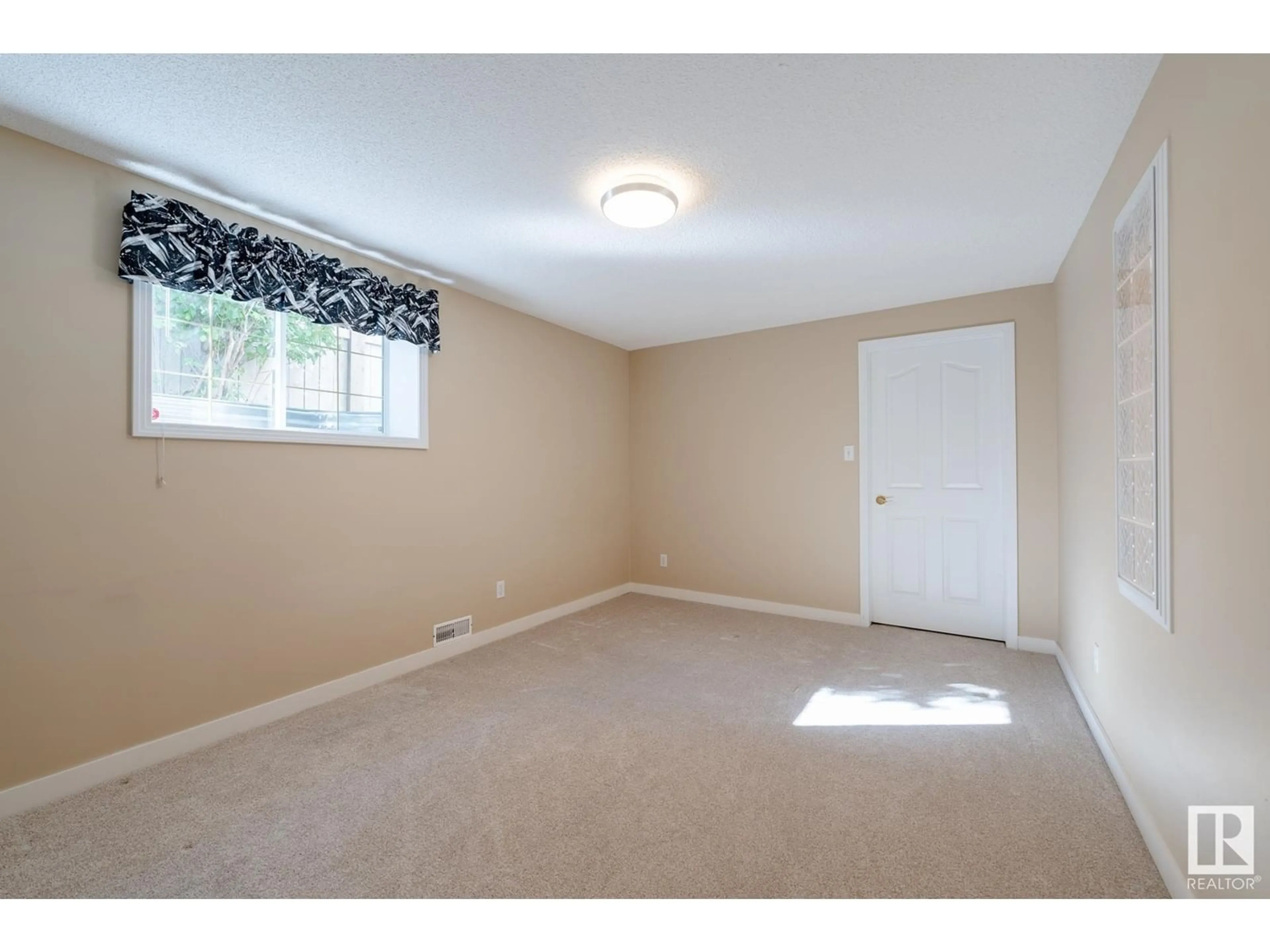 A pic of a room for 11575 13 Ave NW, Edmonton Alberta T6J7B3