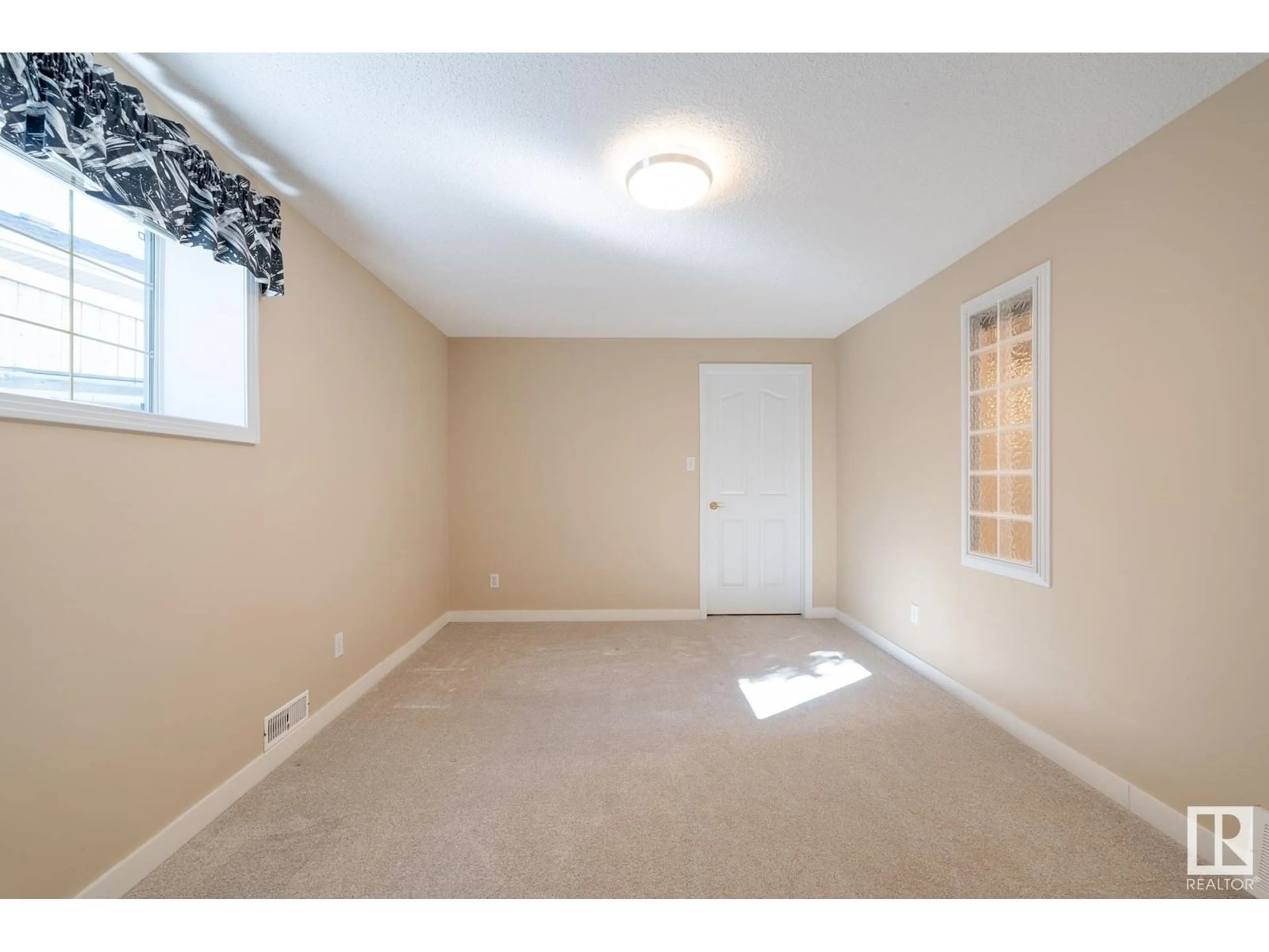 A pic of a room for 11575 13 Ave NW, Edmonton Alberta T6J7B3