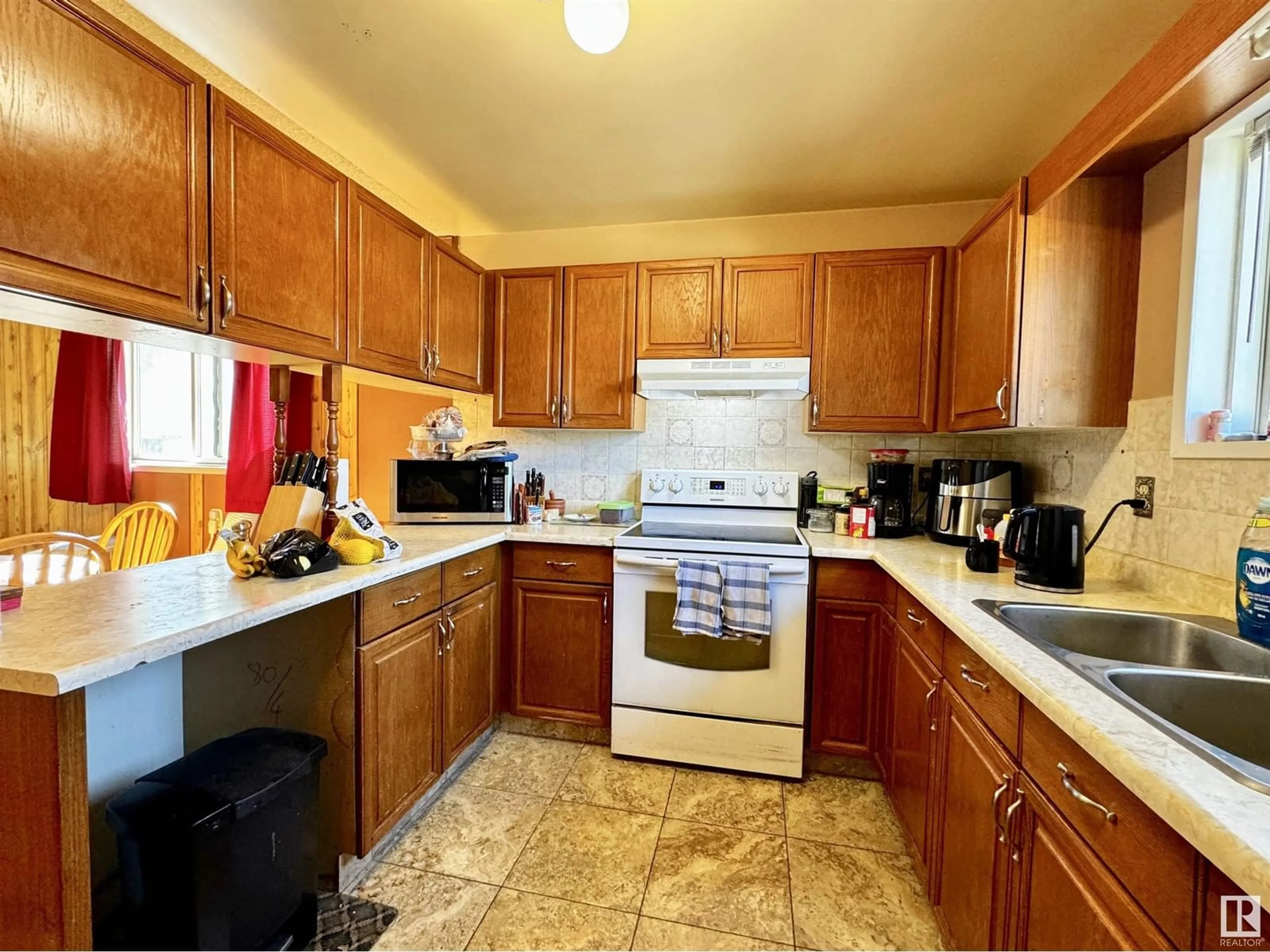 Standard kitchen, wood floors, cottage for 5144 49 AV, Drayton Valley Alberta T7A1J7