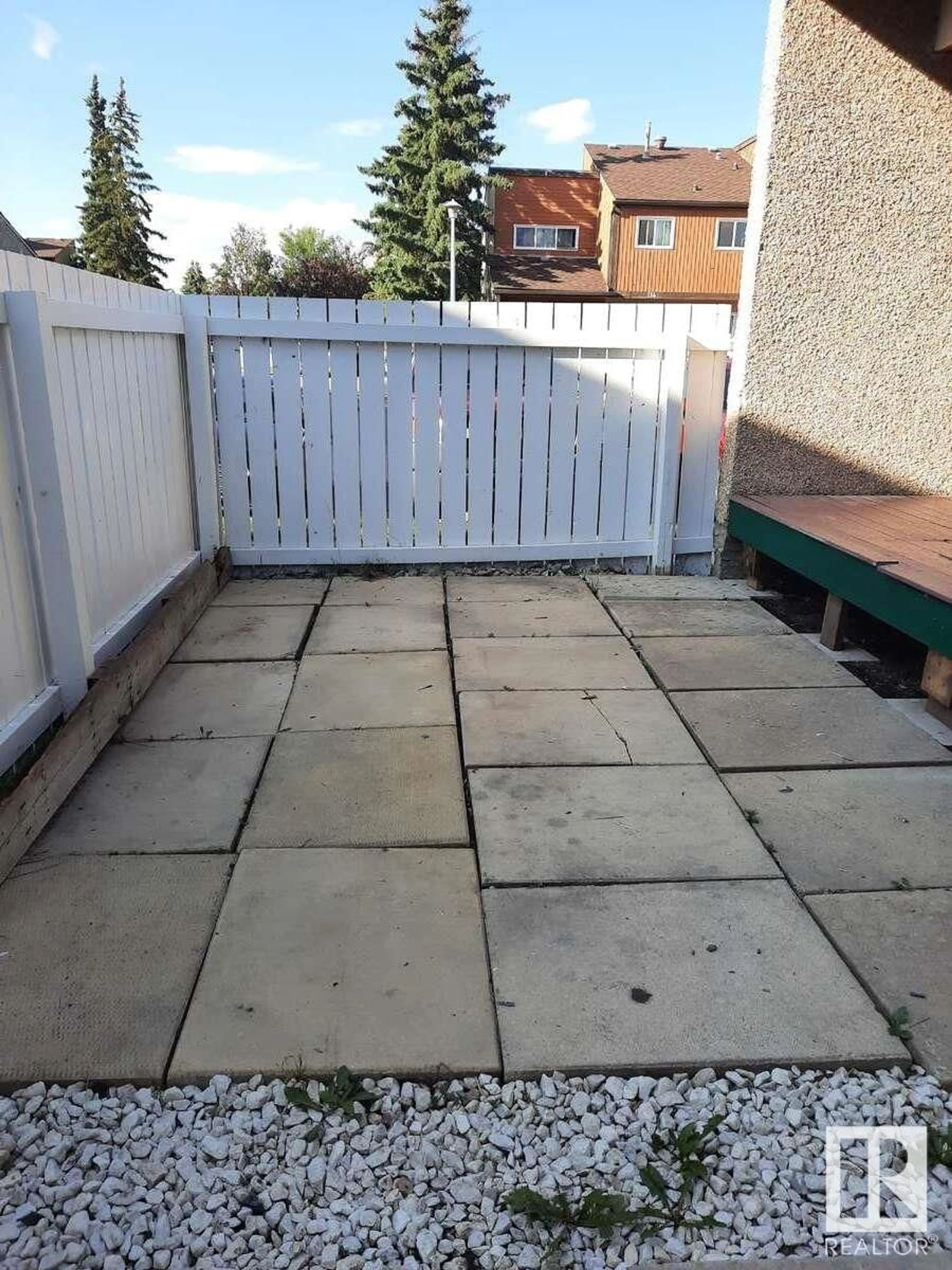 Patio for 127 KASKITAYO CO NW, Edmonton Alberta T6J3T3