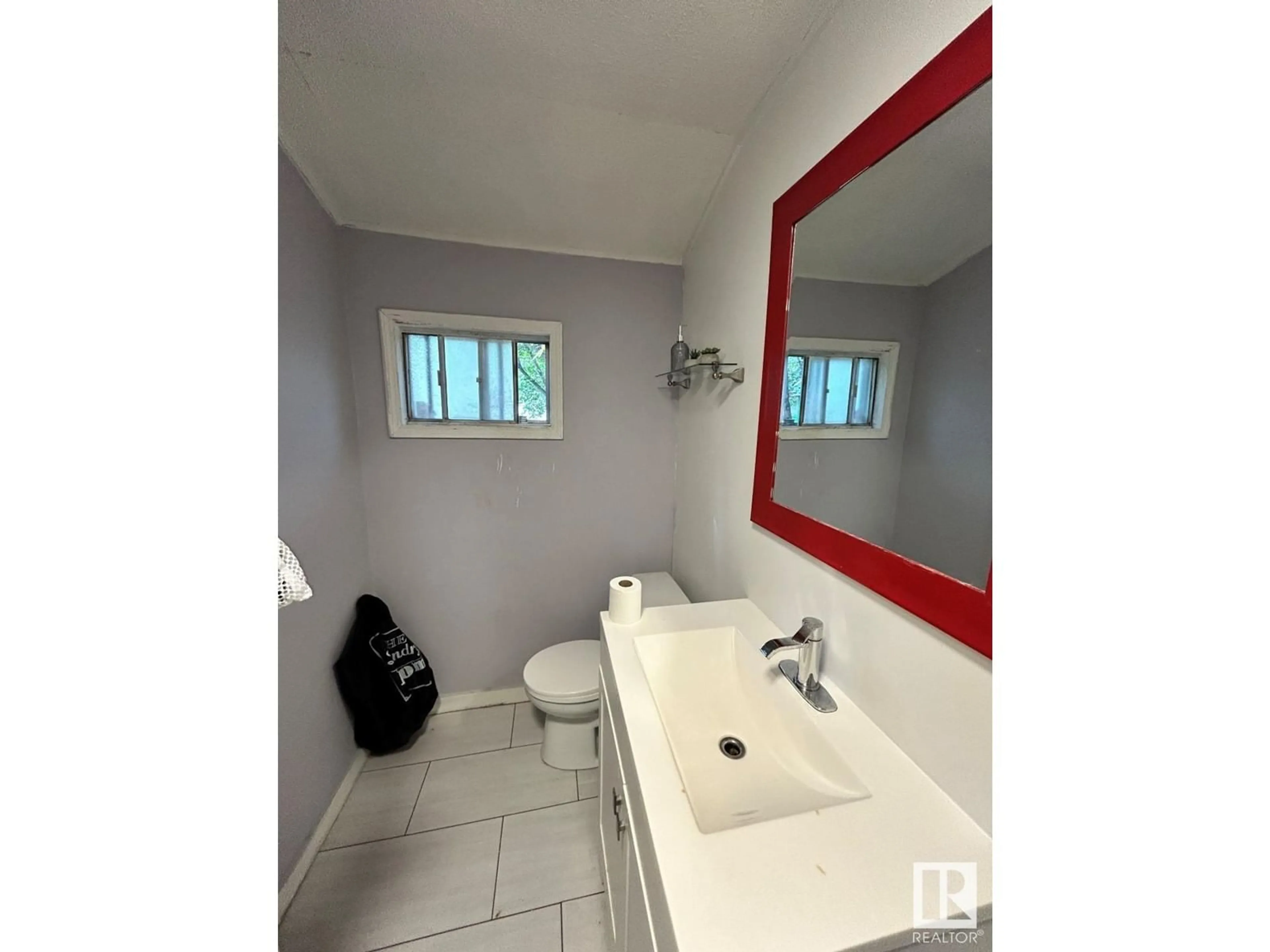 Bathroom, not visible floor for 11928 68 ST NW, Edmonton Alberta T5B1P7