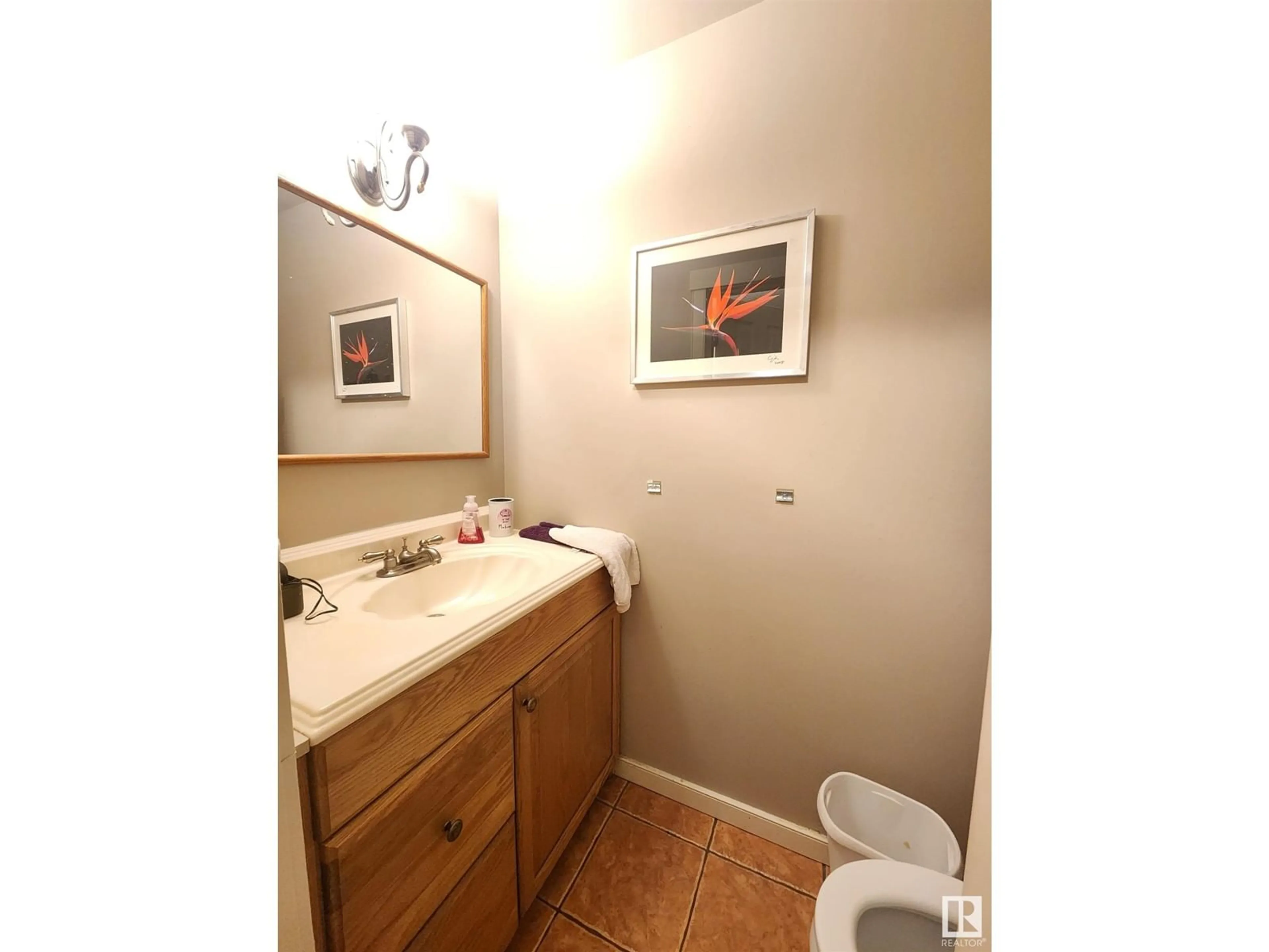 Standard bathroom for 4353 46 ST, Stony Plain Alberta T7Z1J5