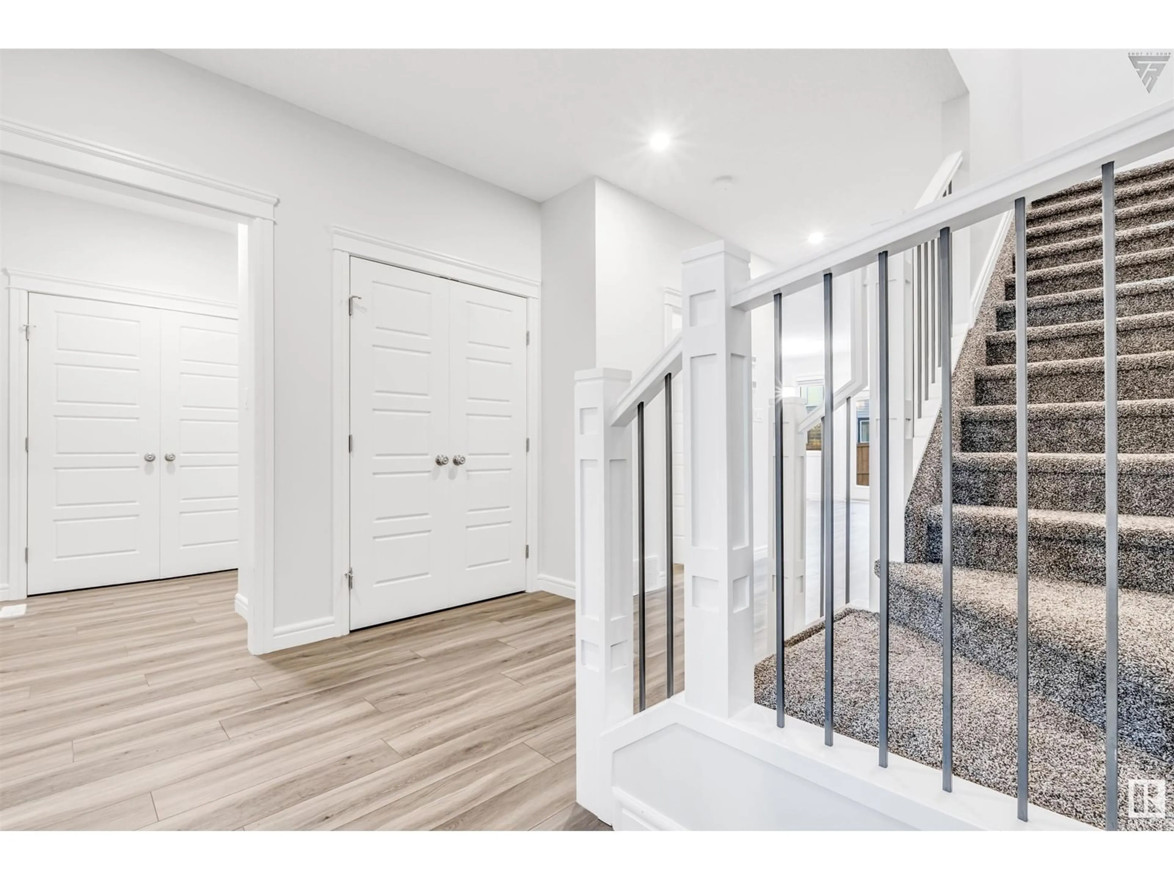 Indoor entryway, wood floors for 1608 16 ST NW, Edmonton Alberta T6T1J1