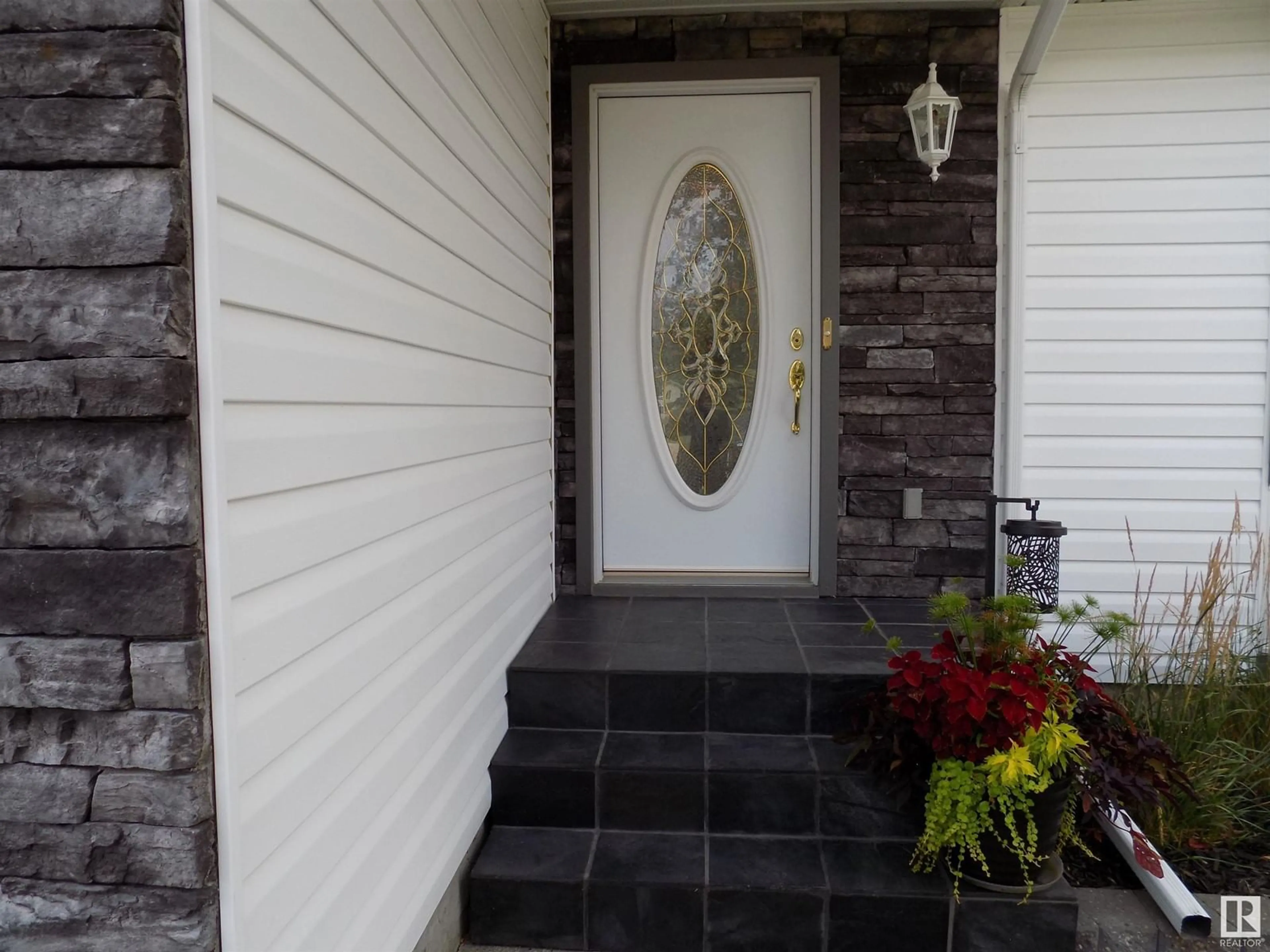 Indoor entryway for 104 HILLSIDE PLACE, Millet Alberta T0C1Z0