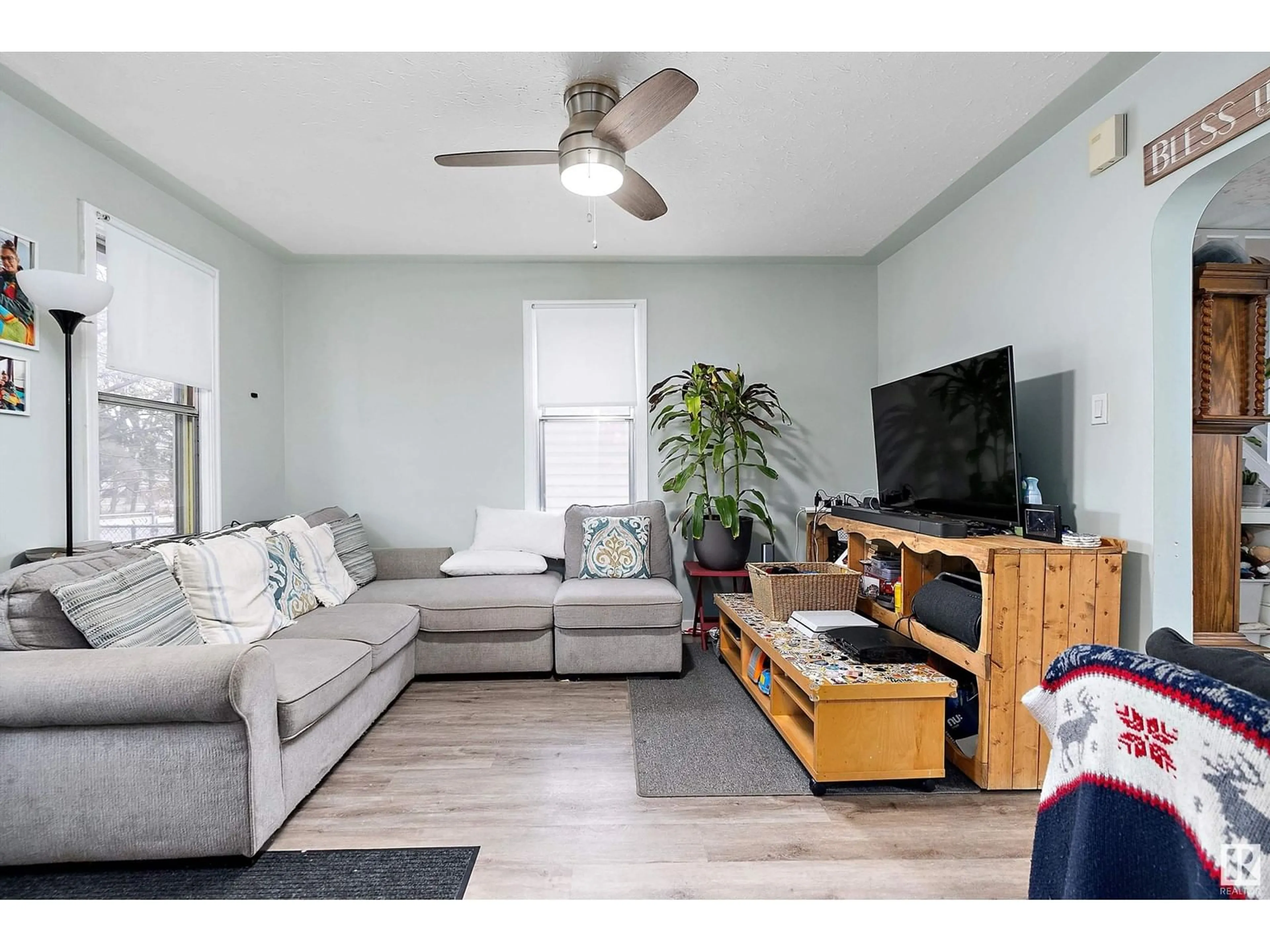 Living room, wood floors for 11513 129 AV NW, Edmonton Alberta T5E0M4