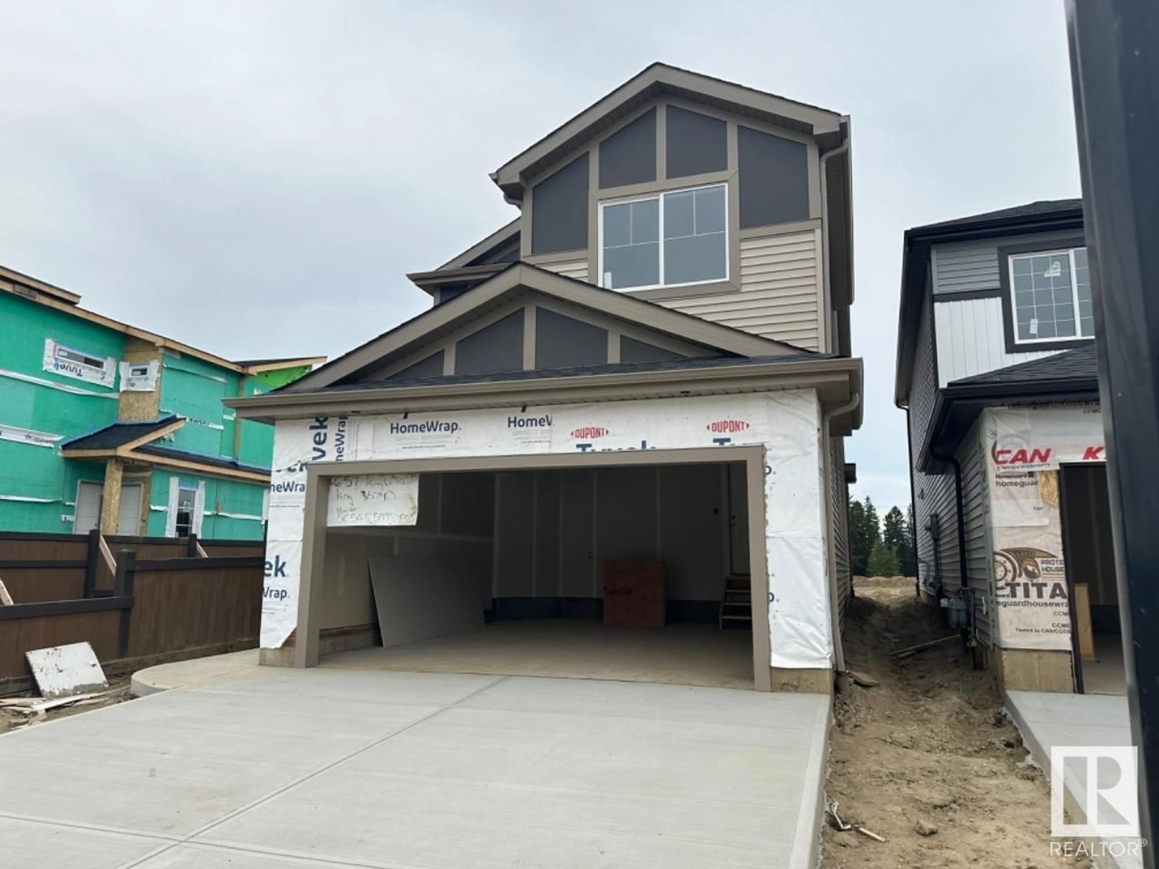 Frontside or backside of a home, the street view for 657 KINGLET BV NW, Edmonton Alberta T5S0S7