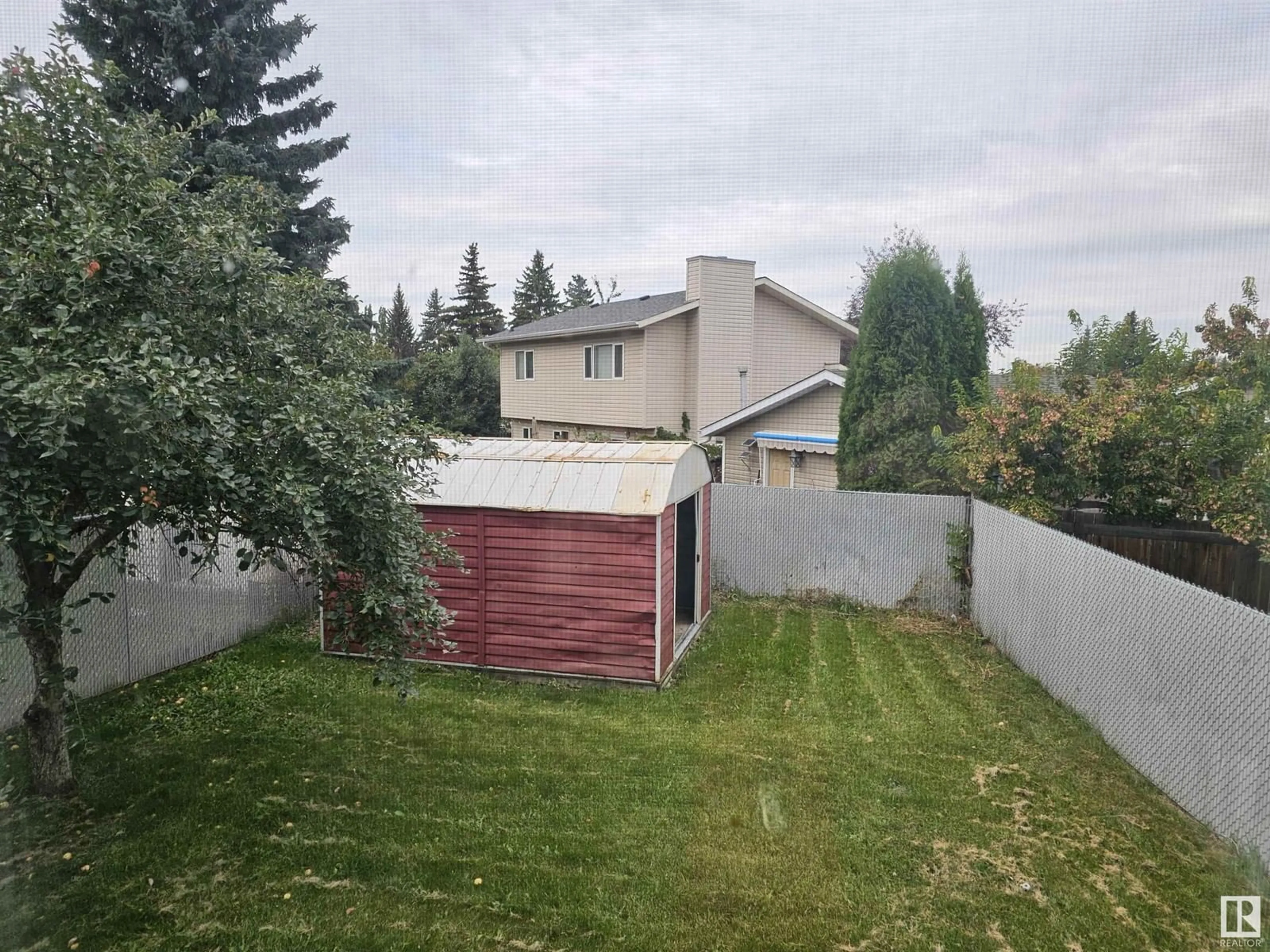 Fenced yard for 48 WESTLAKE DR, Spruce Grove Alberta T7X1S9